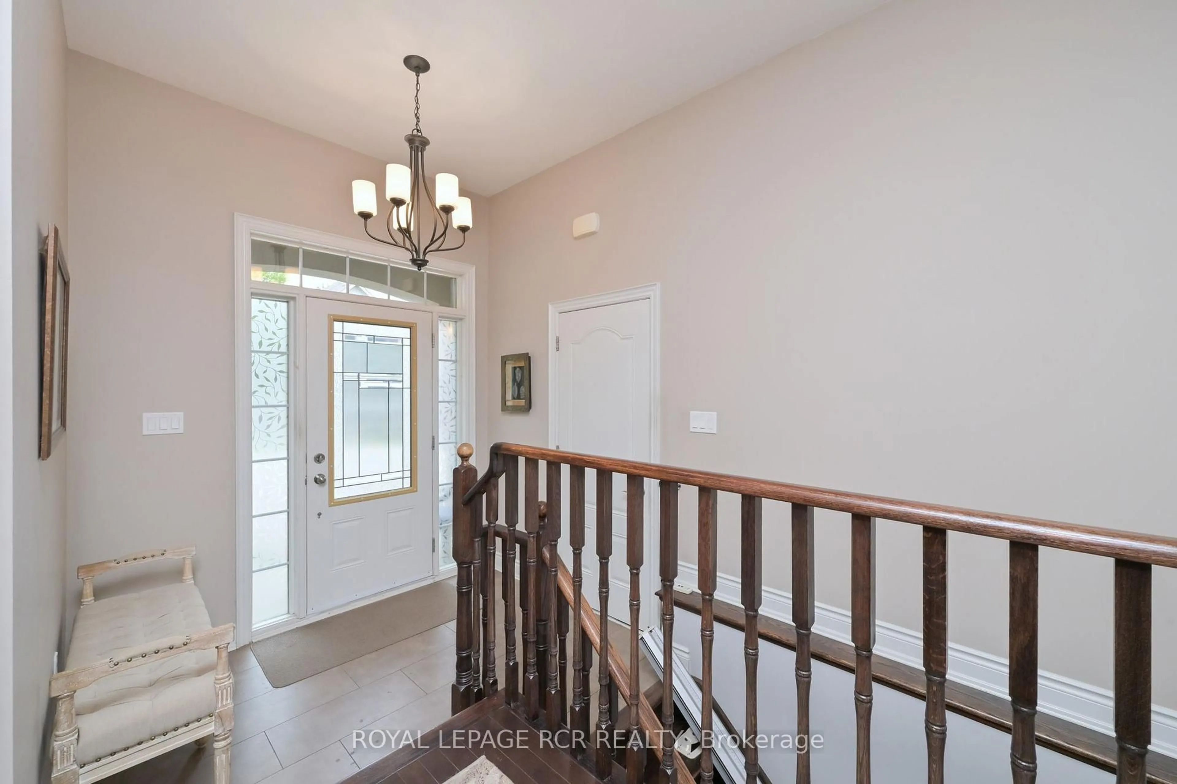 Indoor entryway for 32 Hillcrest Dr, New Tecumseth Ontario L9R 0N4