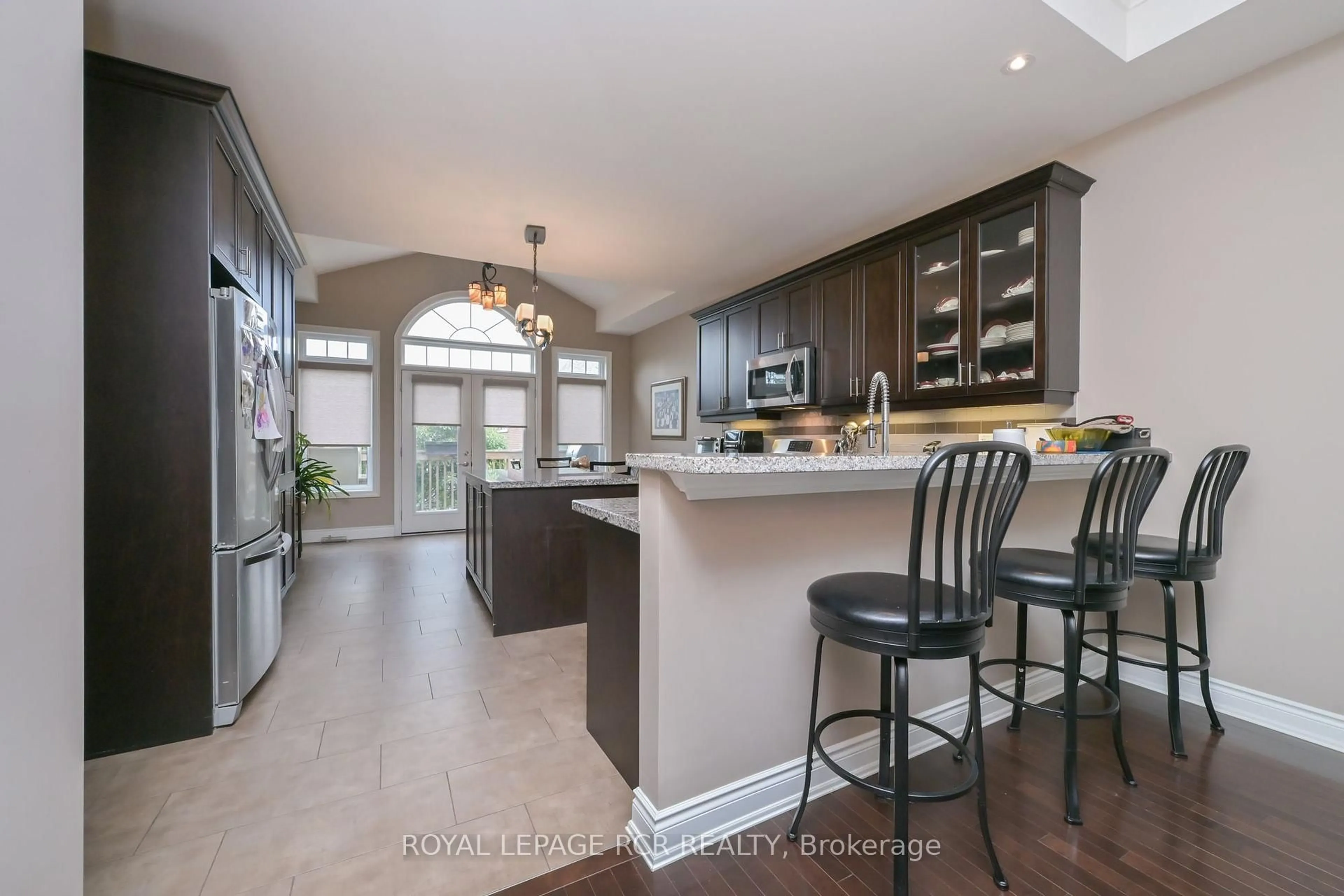 Open concept kitchen, ceramic/tile floor for 32 Hillcrest Dr, New Tecumseth Ontario L9R 0N4