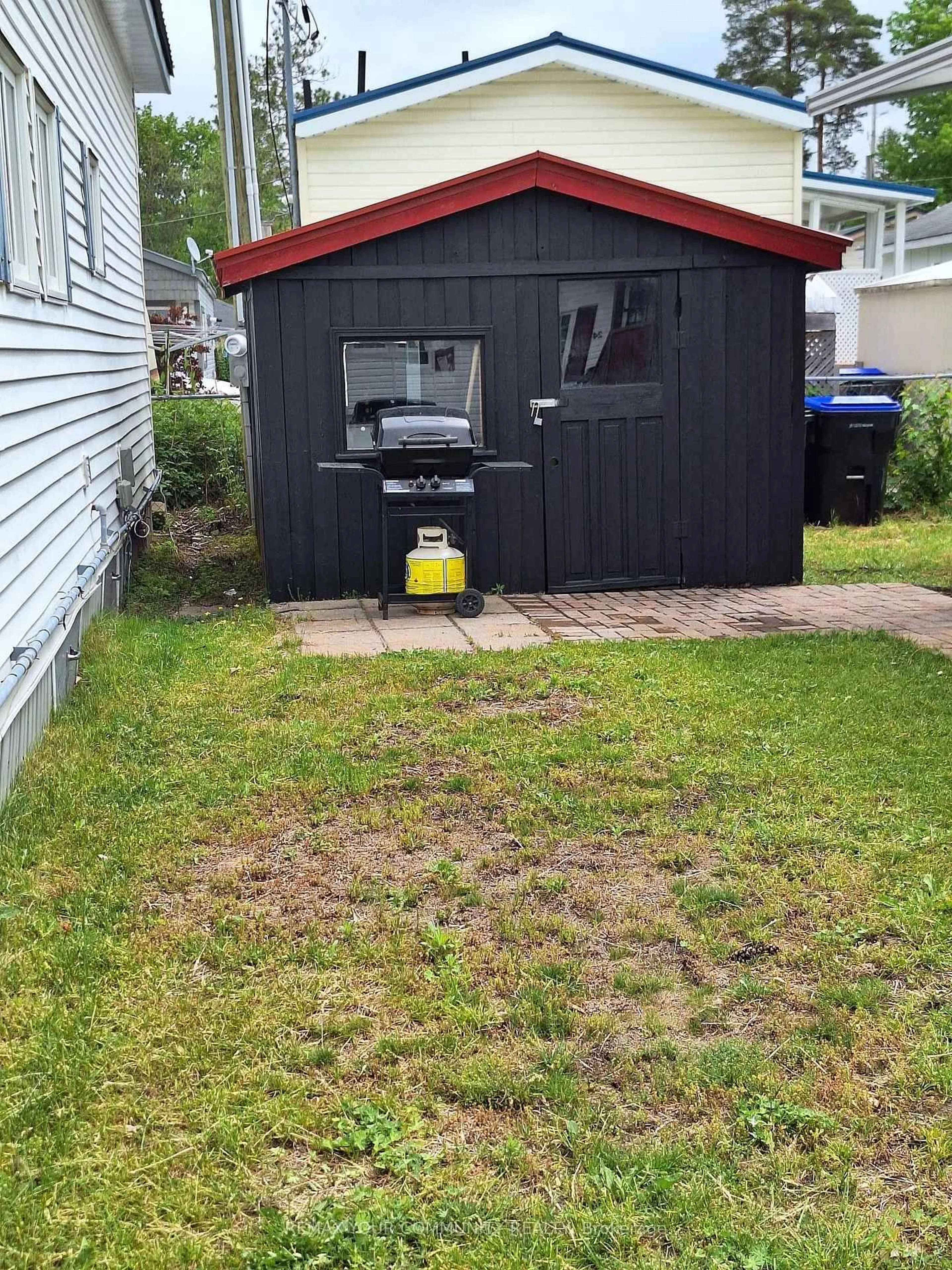Shed for 17 SECOND St, Essa Ontario L0M 1B3