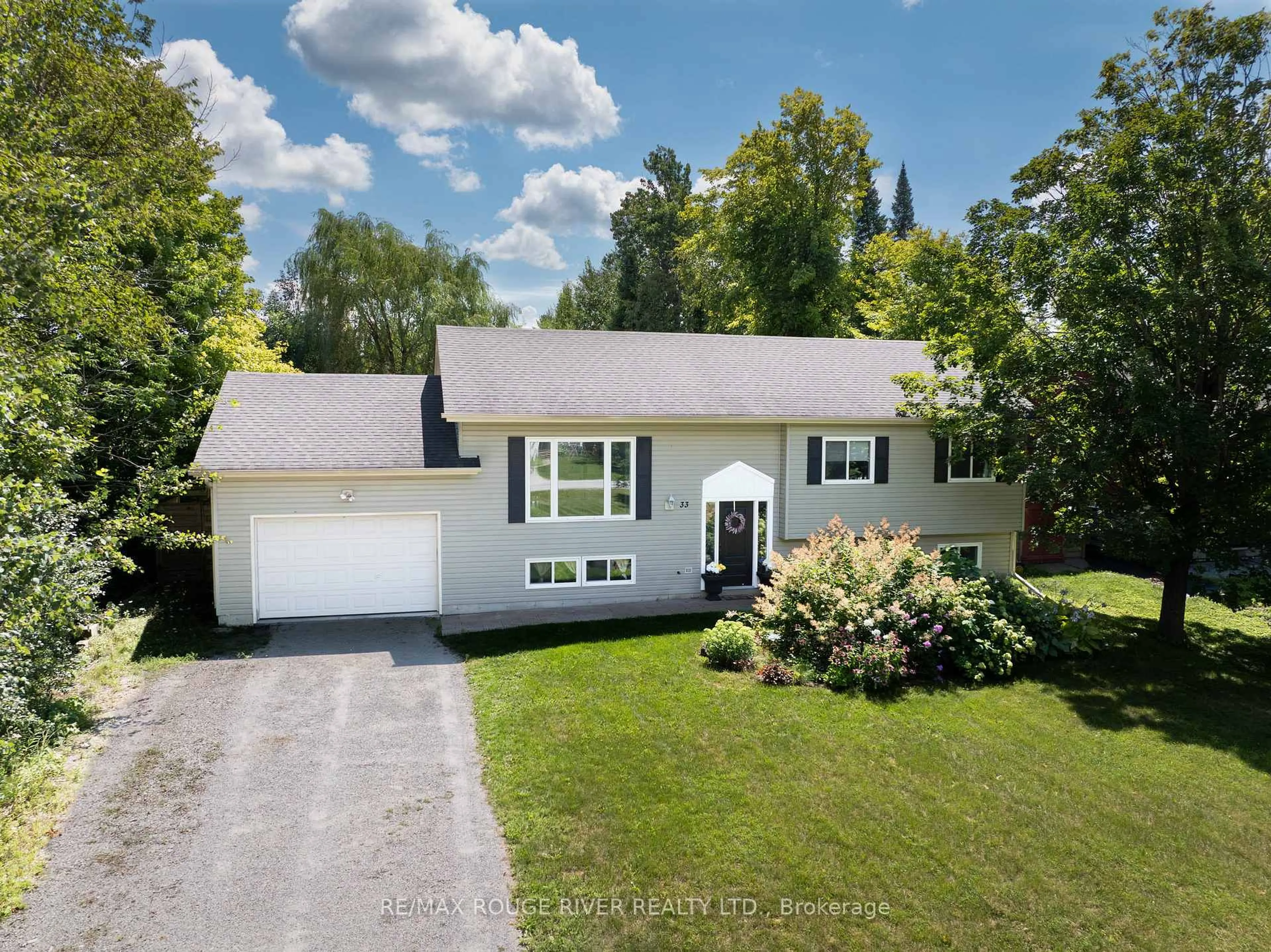 A pic from outside/outdoor area/front of a property/back of a property/a pic from drone, street for 33 Creek Dr, Georgina Ontario L0E 1N0
