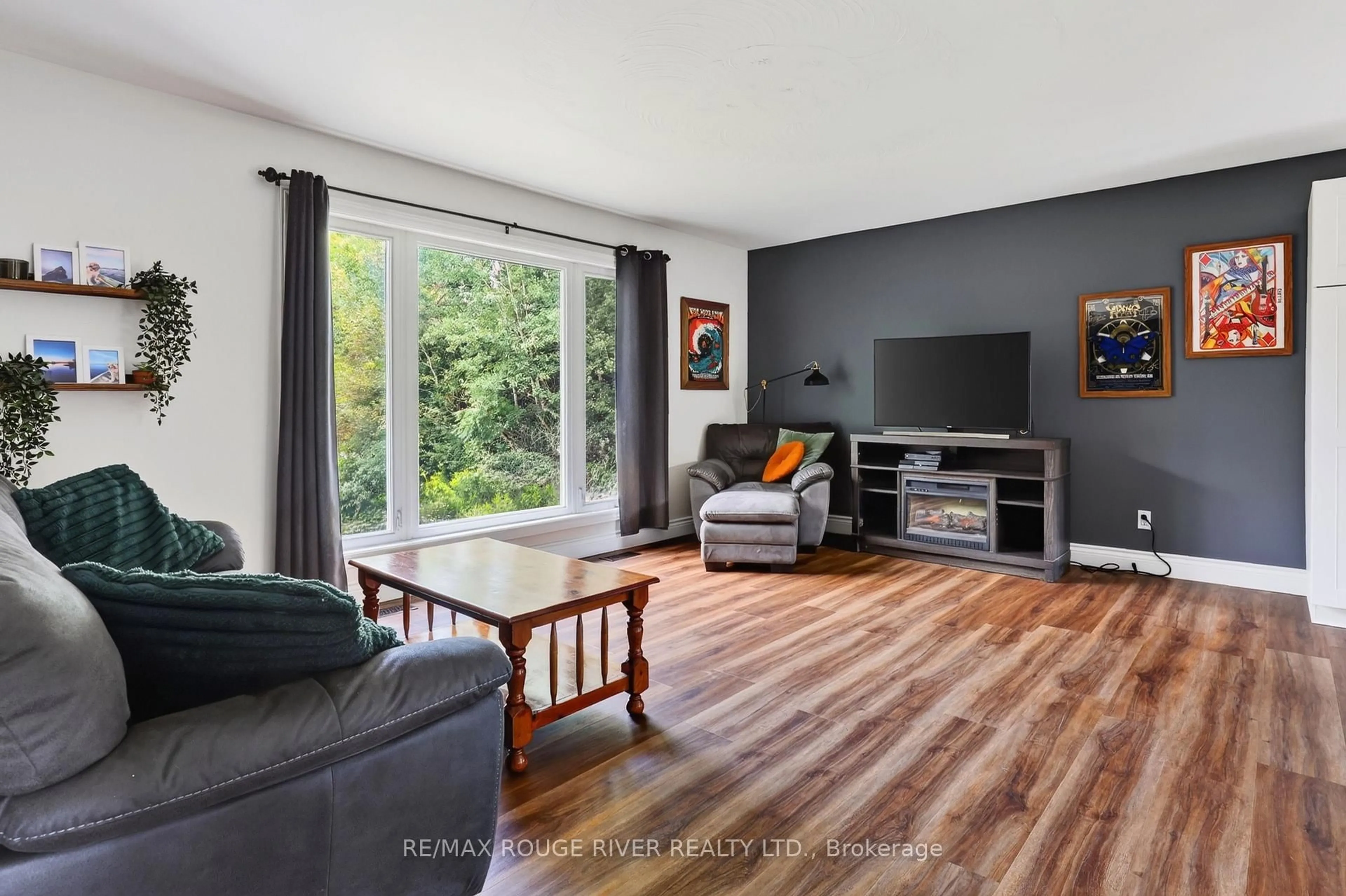 Living room with furniture, wood/laminate floor for 33 Creek Dr, Georgina Ontario L0E 1N0