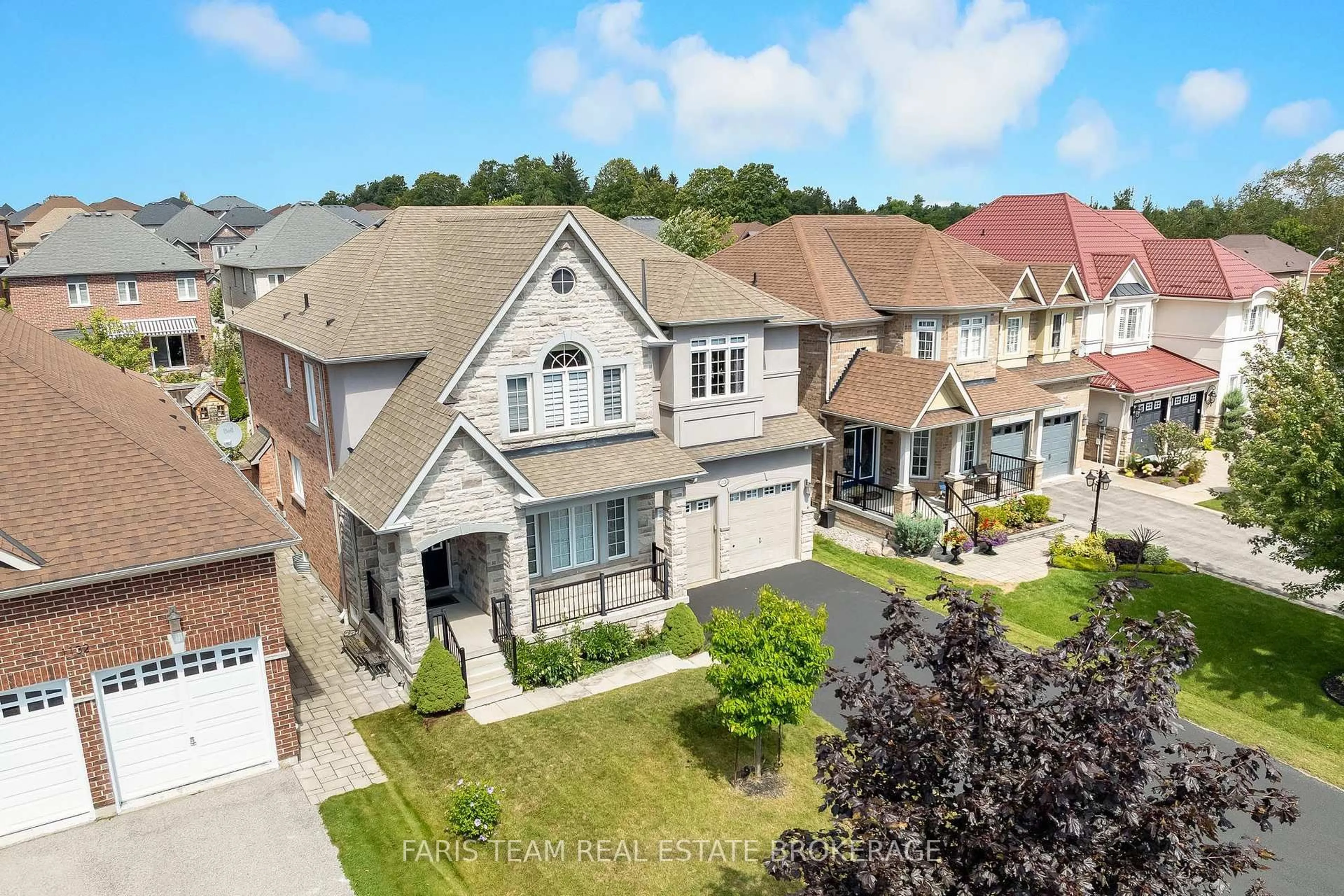 A pic from outside/outdoor area/front of a property/back of a property/a pic from drone, street for 1128 Westmount Ave, Innisfil Ontario L9S 4Z4