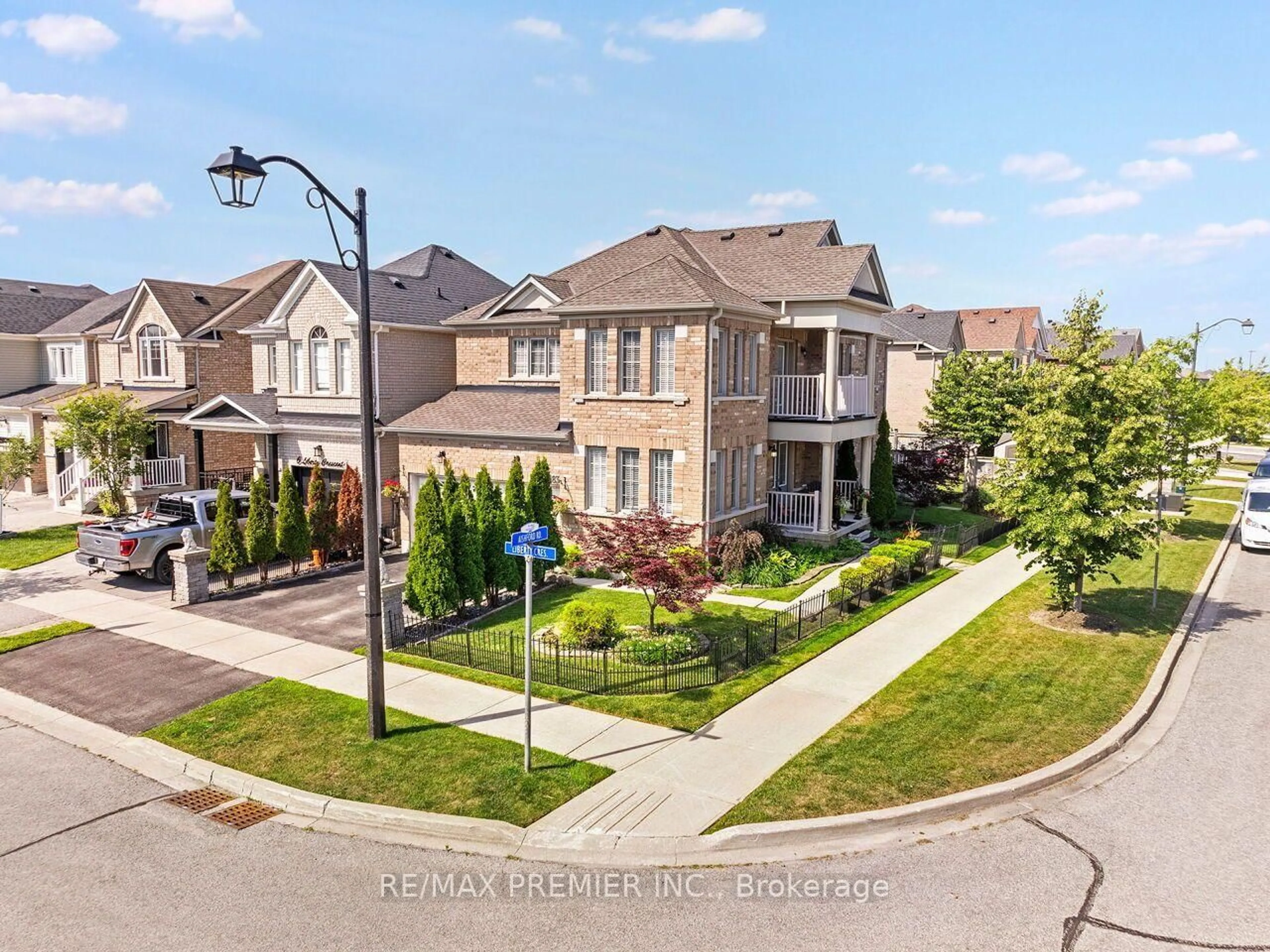 A pic from outside/outdoor area/front of a property/back of a property/a pic from drone, street for 183 Aishford Rd, Bradford West Gwillimbury Ontario L3Z 0P4