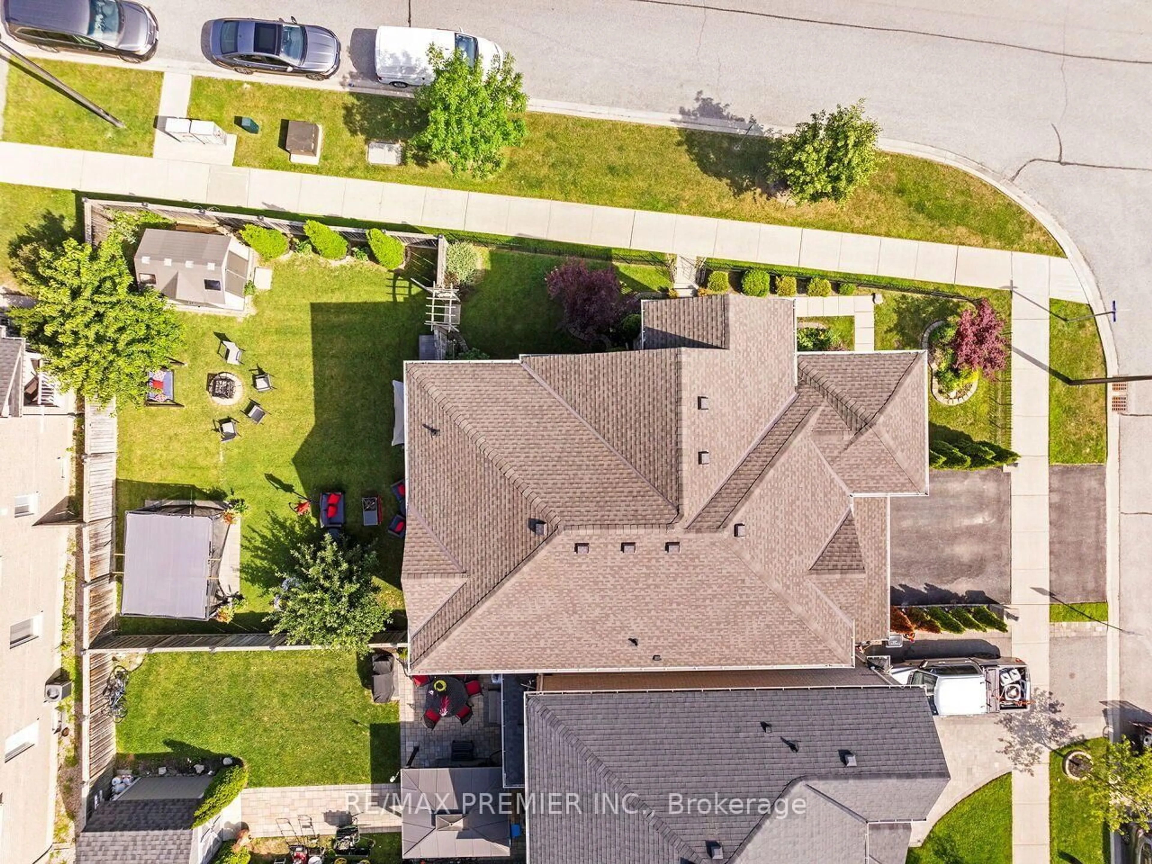 A pic from outside/outdoor area/front of a property/back of a property/a pic from drone, street for 183 Aishford Rd, Bradford West Gwillimbury Ontario L3Z 0P4