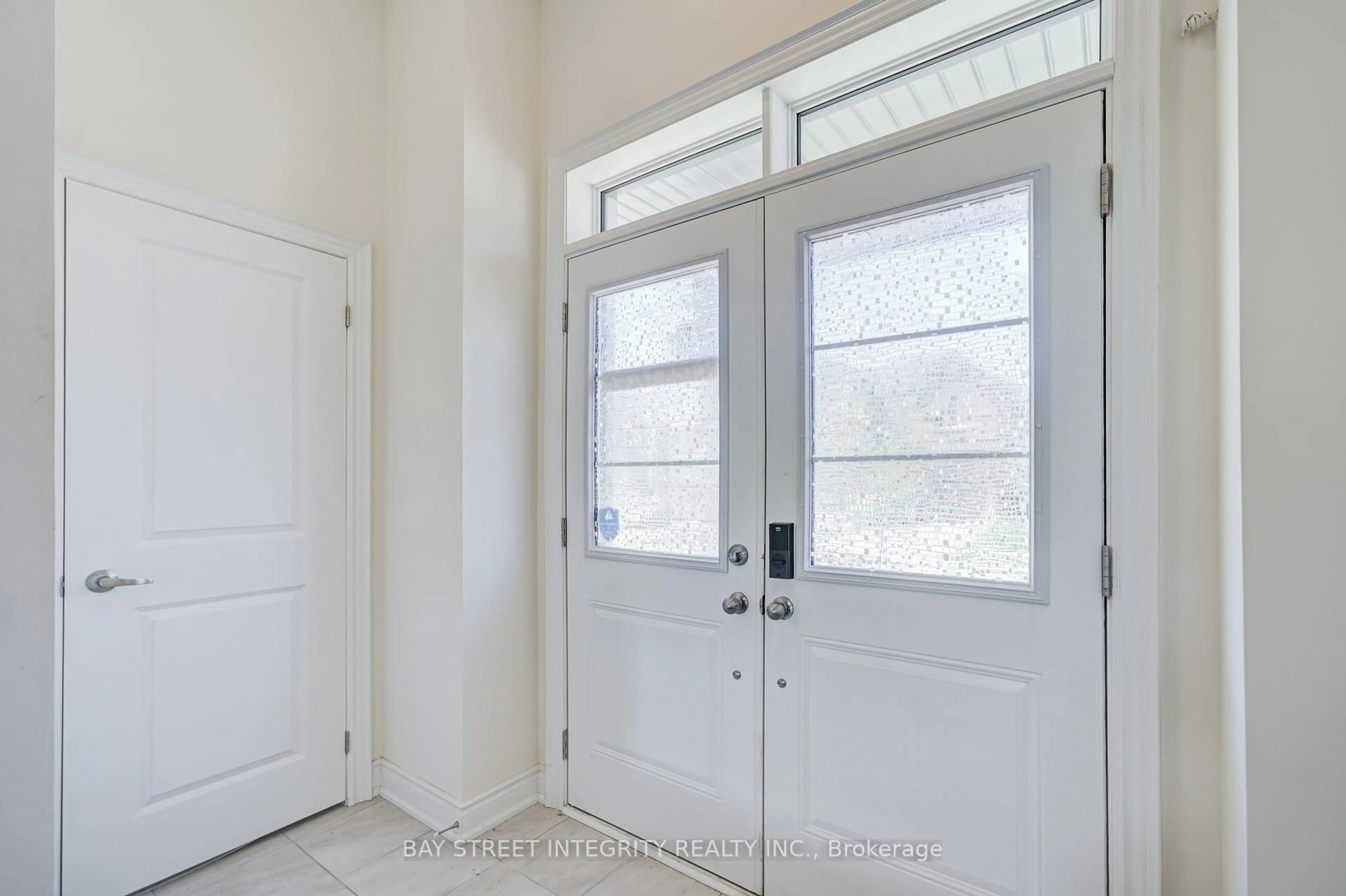 Indoor entryway for 41 Kenneth Rogers Cres, East Gwillimbury Ontario L9N 0S3