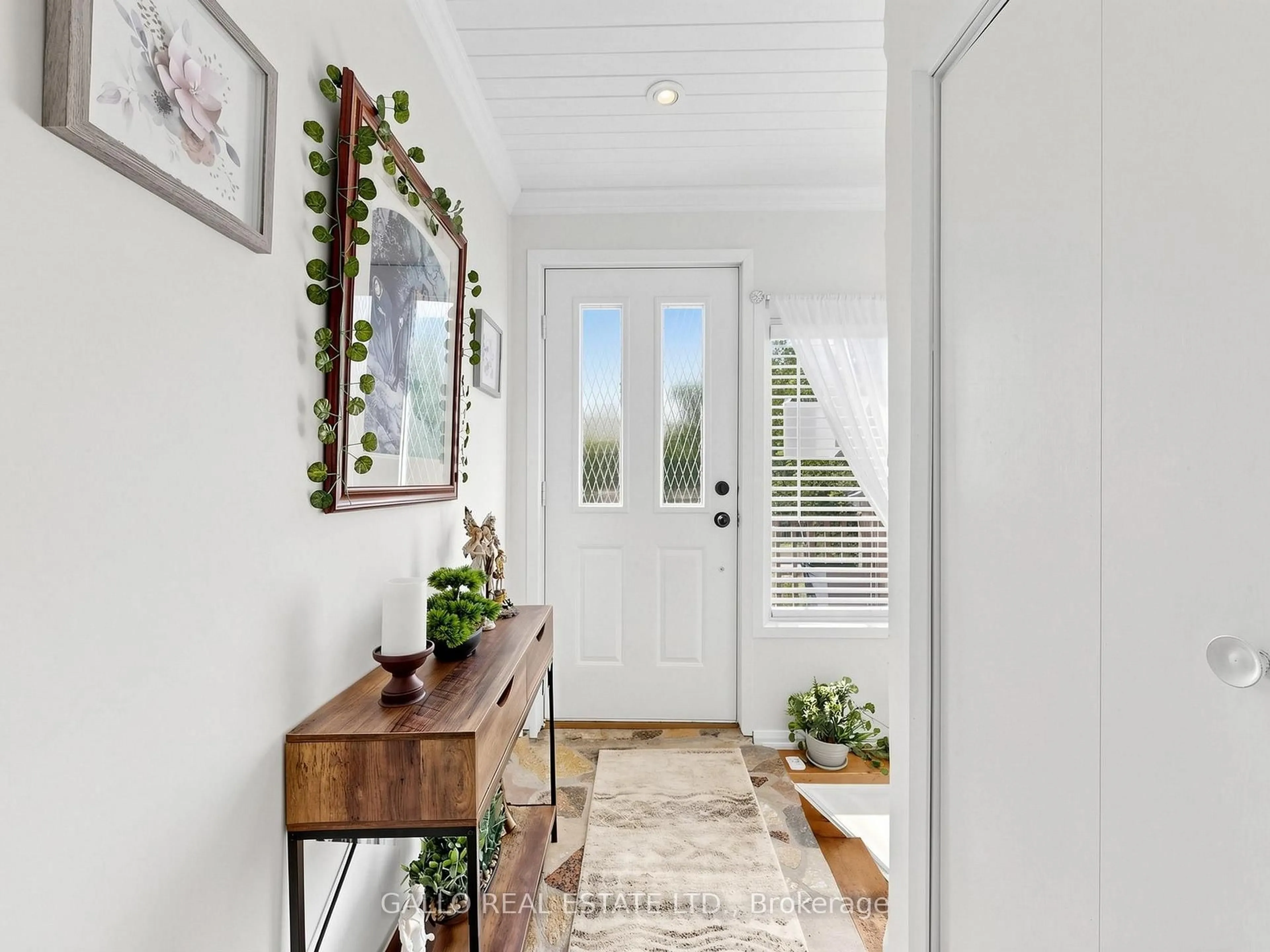 Indoor entryway for 68 Valley Rd, Whitchurch-Stouffville Ontario L4A 7X3