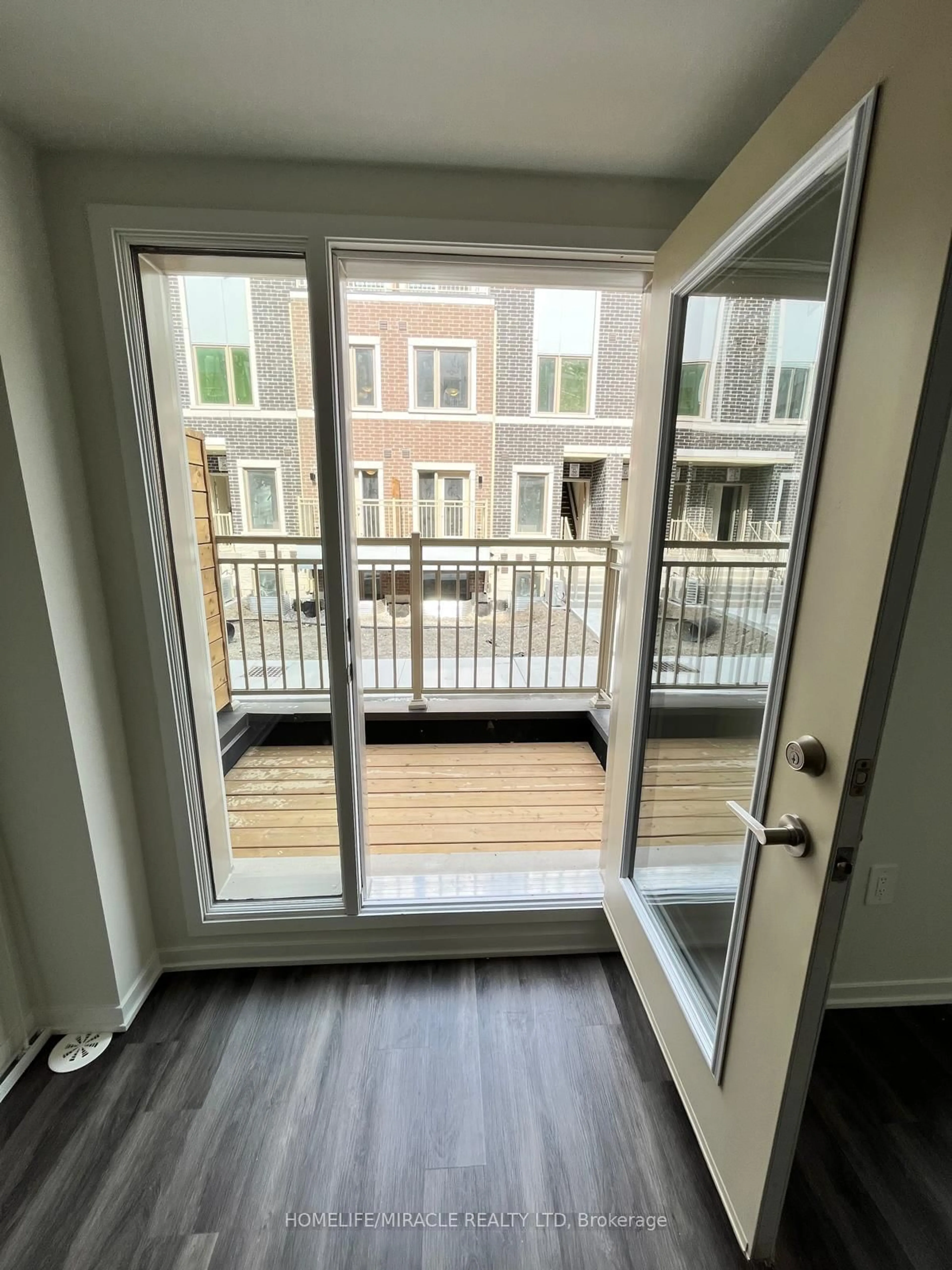 Indoor entryway for 31 Honeycrisp Cres #68, Vaughan Ontario L4K 0N6