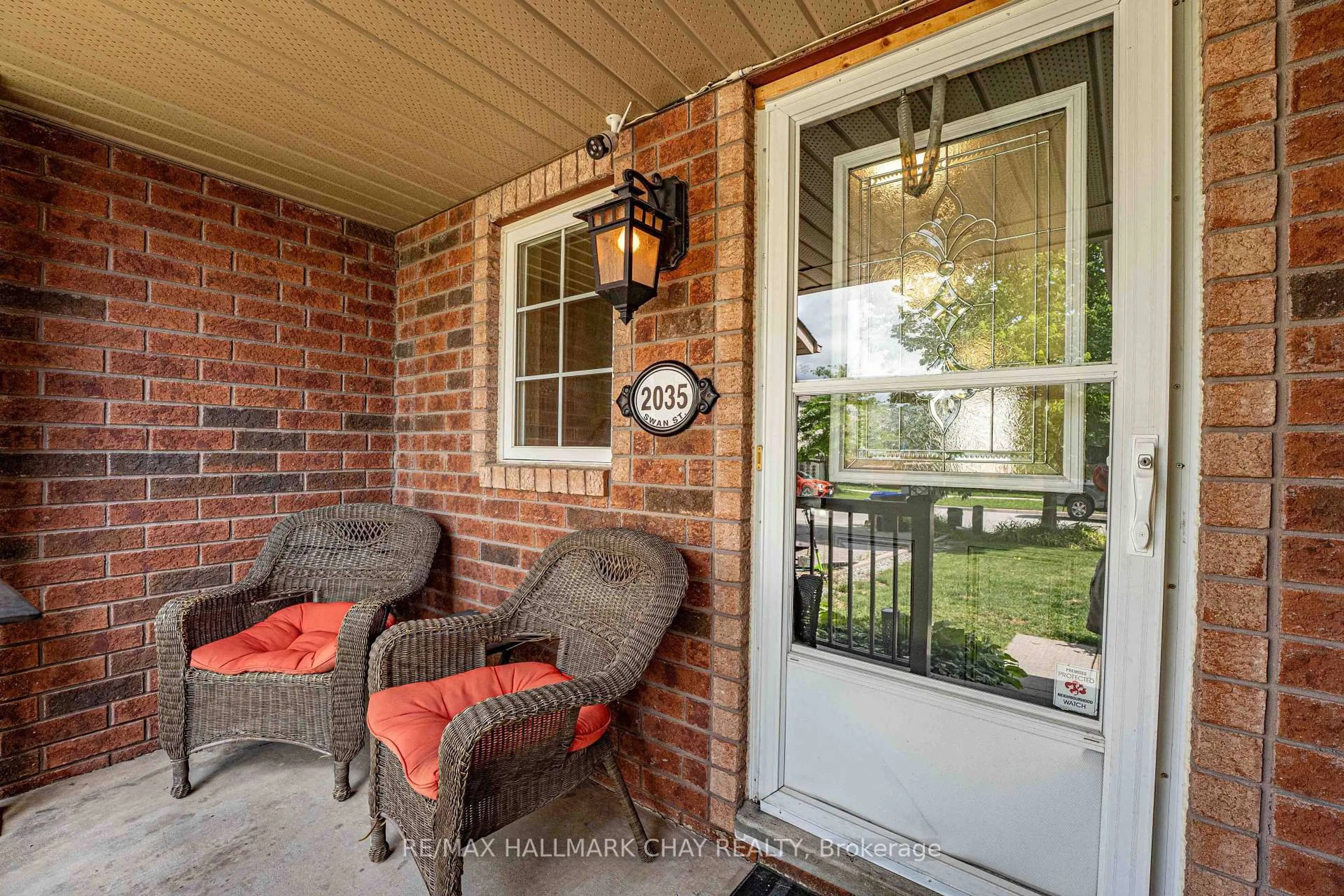 Patio, street for 2035 Swan St, Innisfil Ontario L9S 0B5