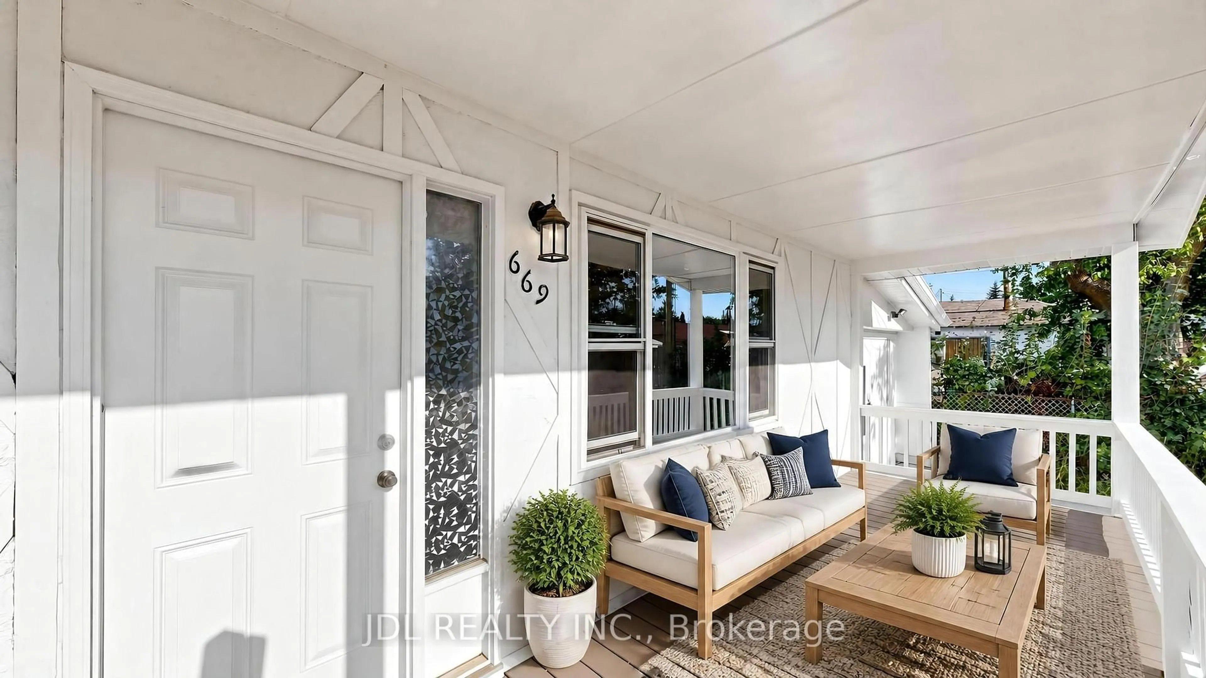 Indoor entryway for 669 Lake Dr, Georgina Ontario L4P 1T8
