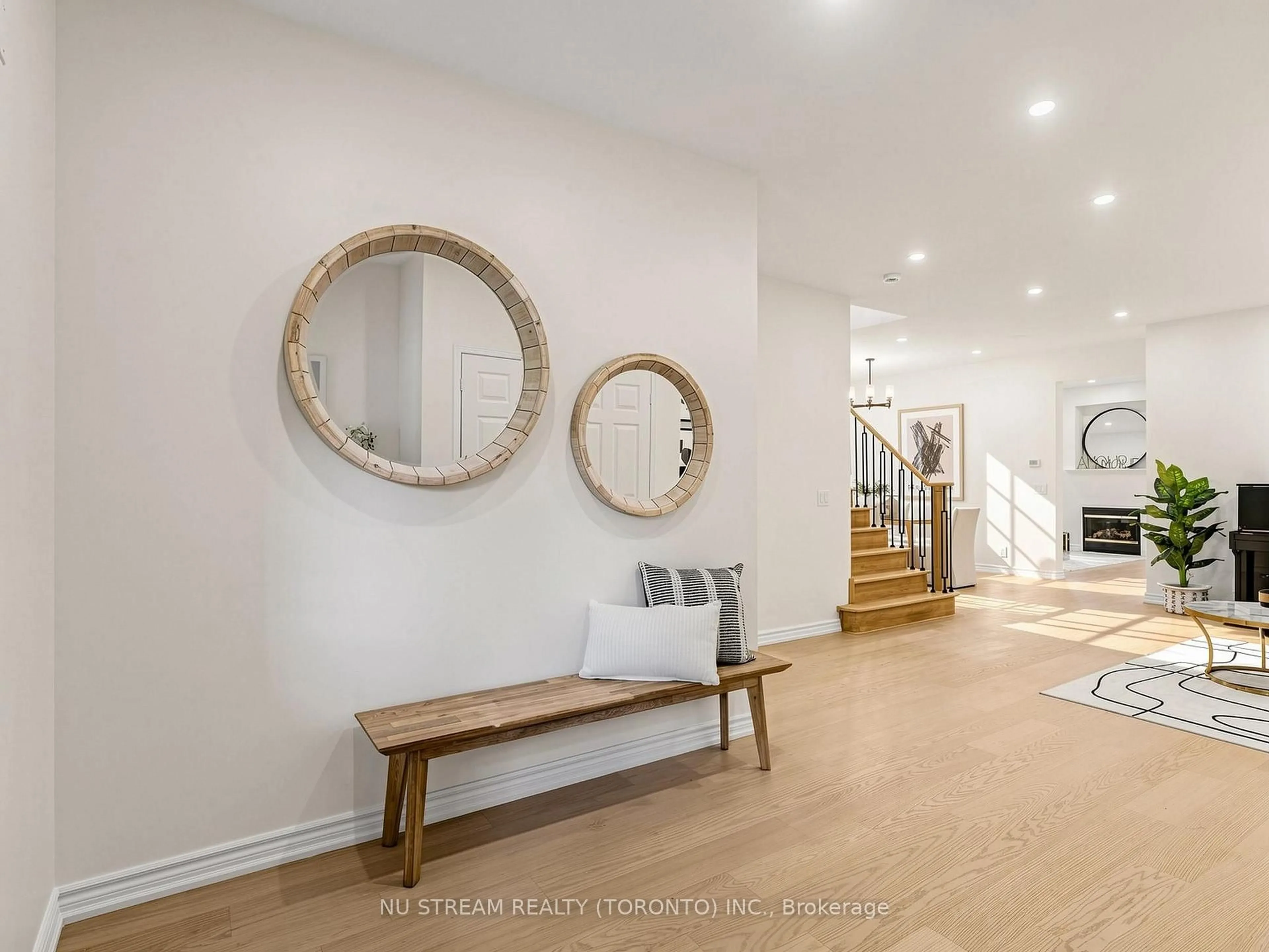 Indoor entryway for 157 Bilbrough St, Aurora Ontario L4G 7X1
