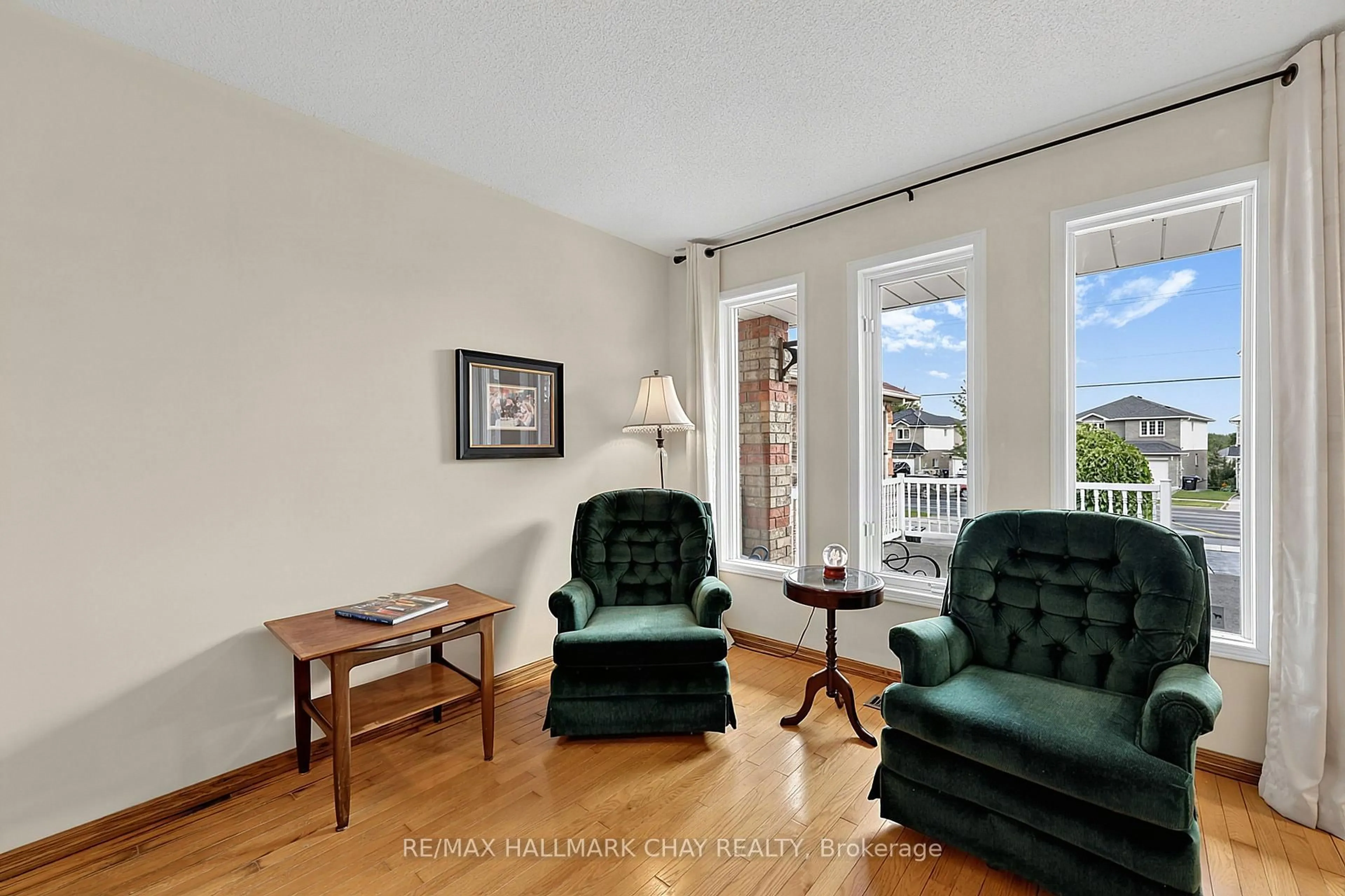 Living room with furniture, unknown for 436 Simcoe Rd, Bradford West Gwillimbury Ontario L3Z 3A1