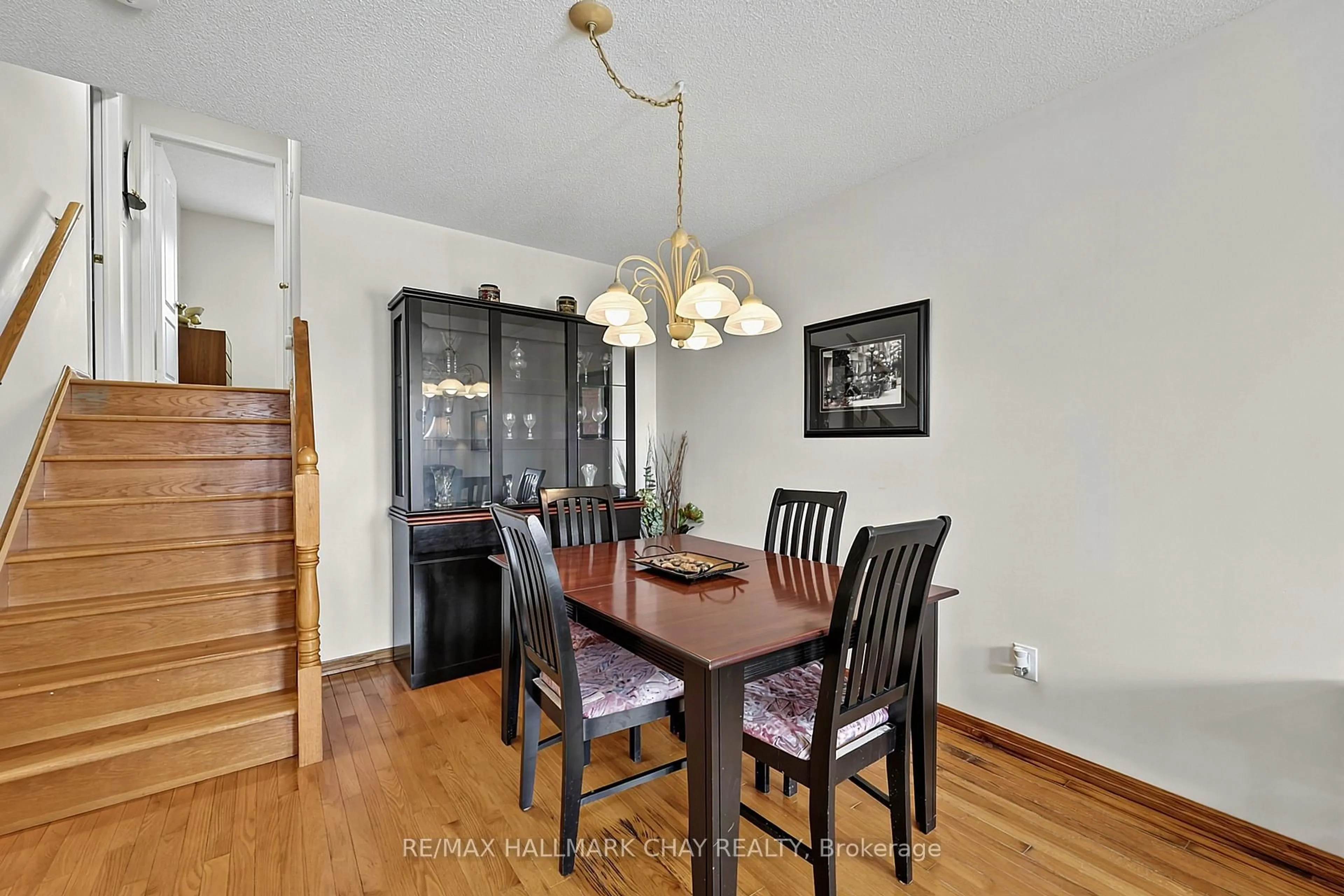 Dining room, wood/laminate floor for 436 Simcoe Rd, Bradford West Gwillimbury Ontario L3Z 3A1