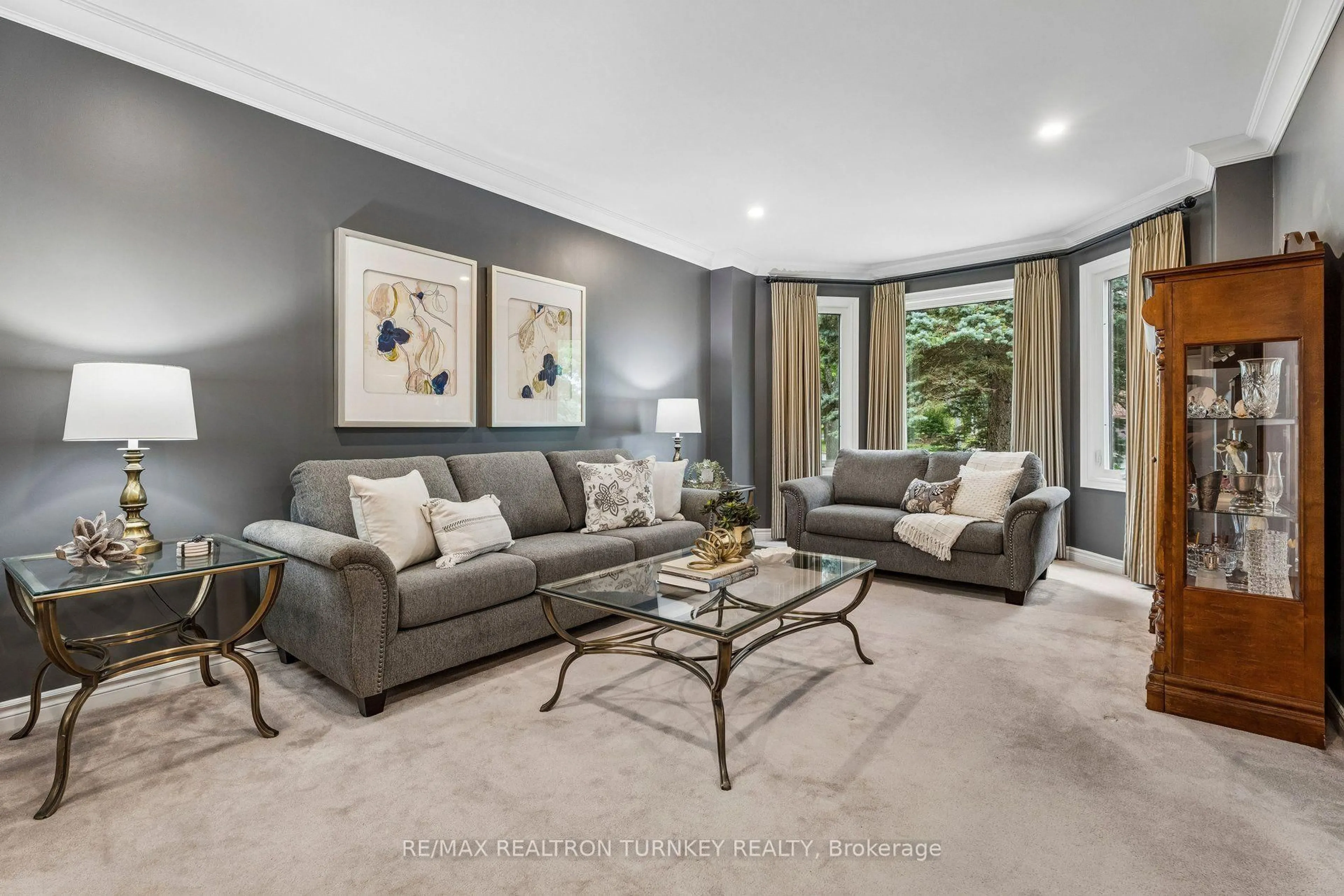 Living room with furniture, carpet floor for 1004 Portminster Crt, Newmarket Ontario L3X 1L9