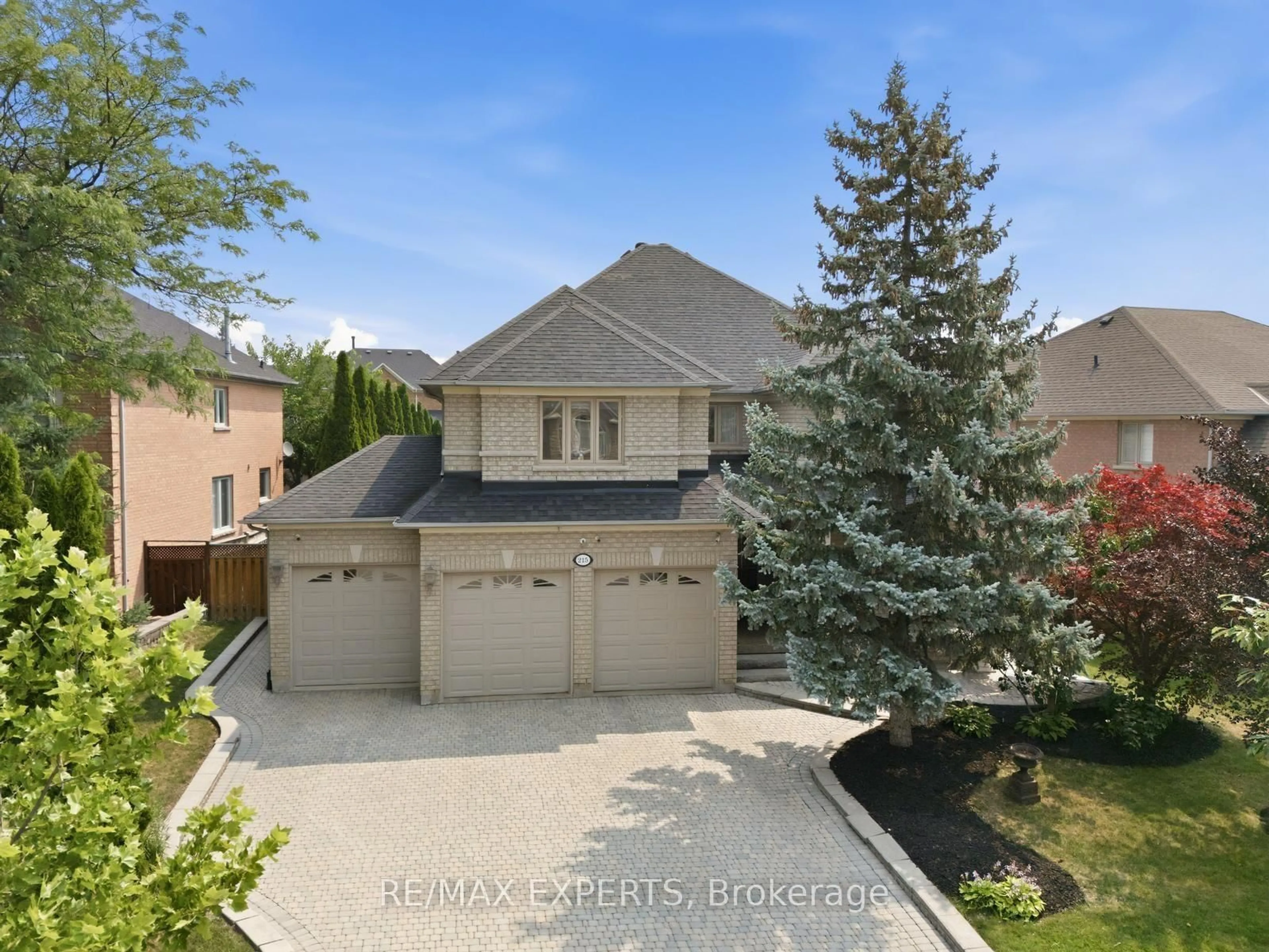 A pic from outside/outdoor area/front of a property/back of a property/a pic from drone, street for 215 Velmar Dr, Vaughan Ontario L4L 8K3