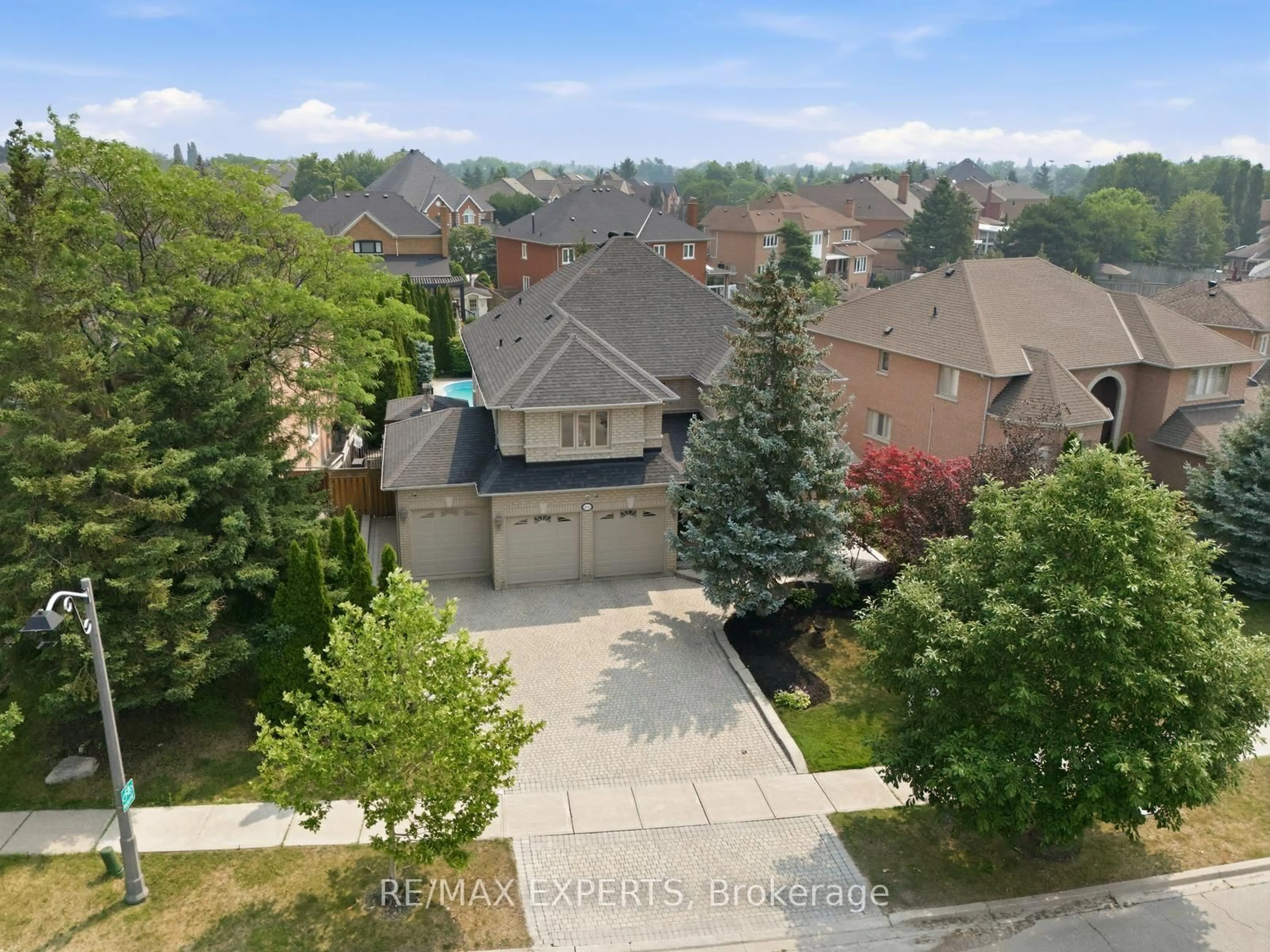 A pic from outside/outdoor area/front of a property/back of a property/a pic from drone, street for 215 Velmar Dr, Vaughan Ontario L4L 8K3