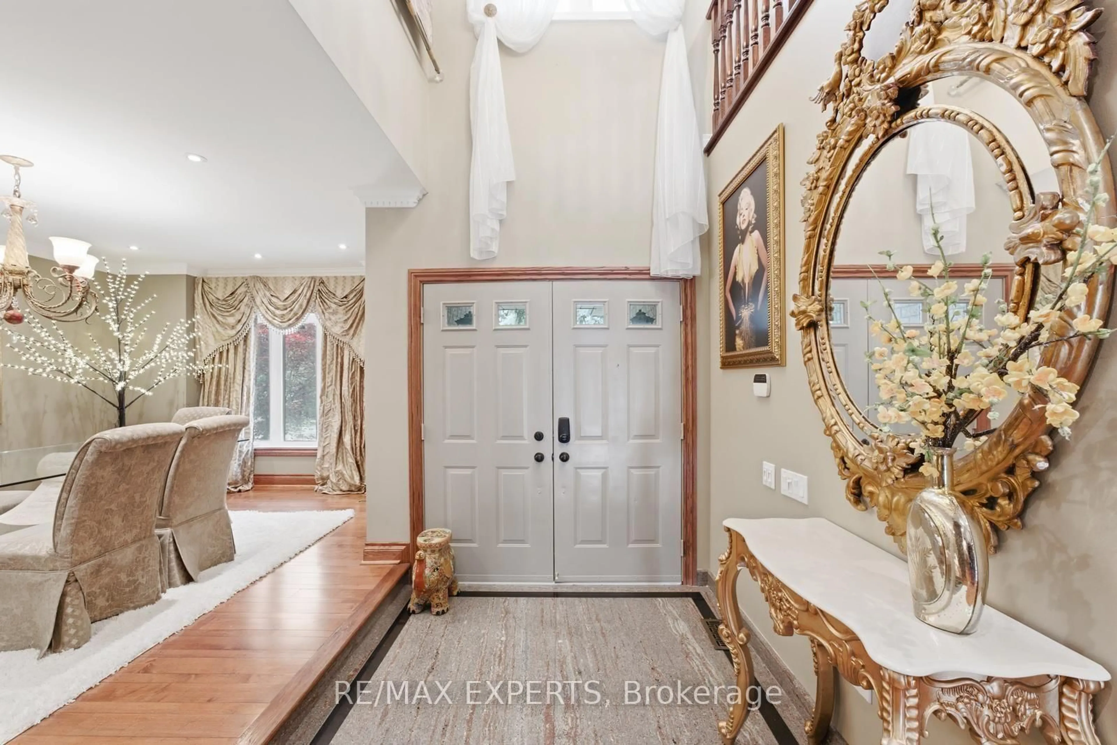 Indoor entryway for 215 Velmar Dr, Vaughan Ontario L4L 8K3