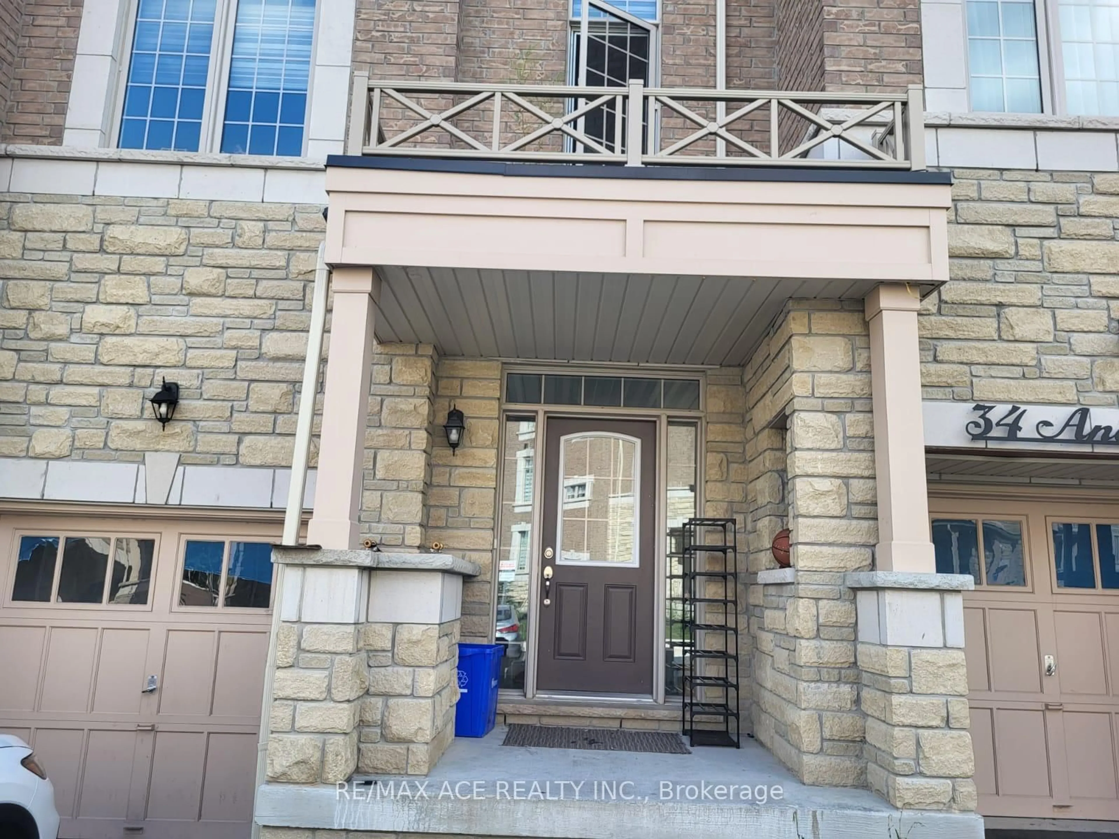 Indoor entryway for 32 Andress Way, Markham Ontario L3S 0E9