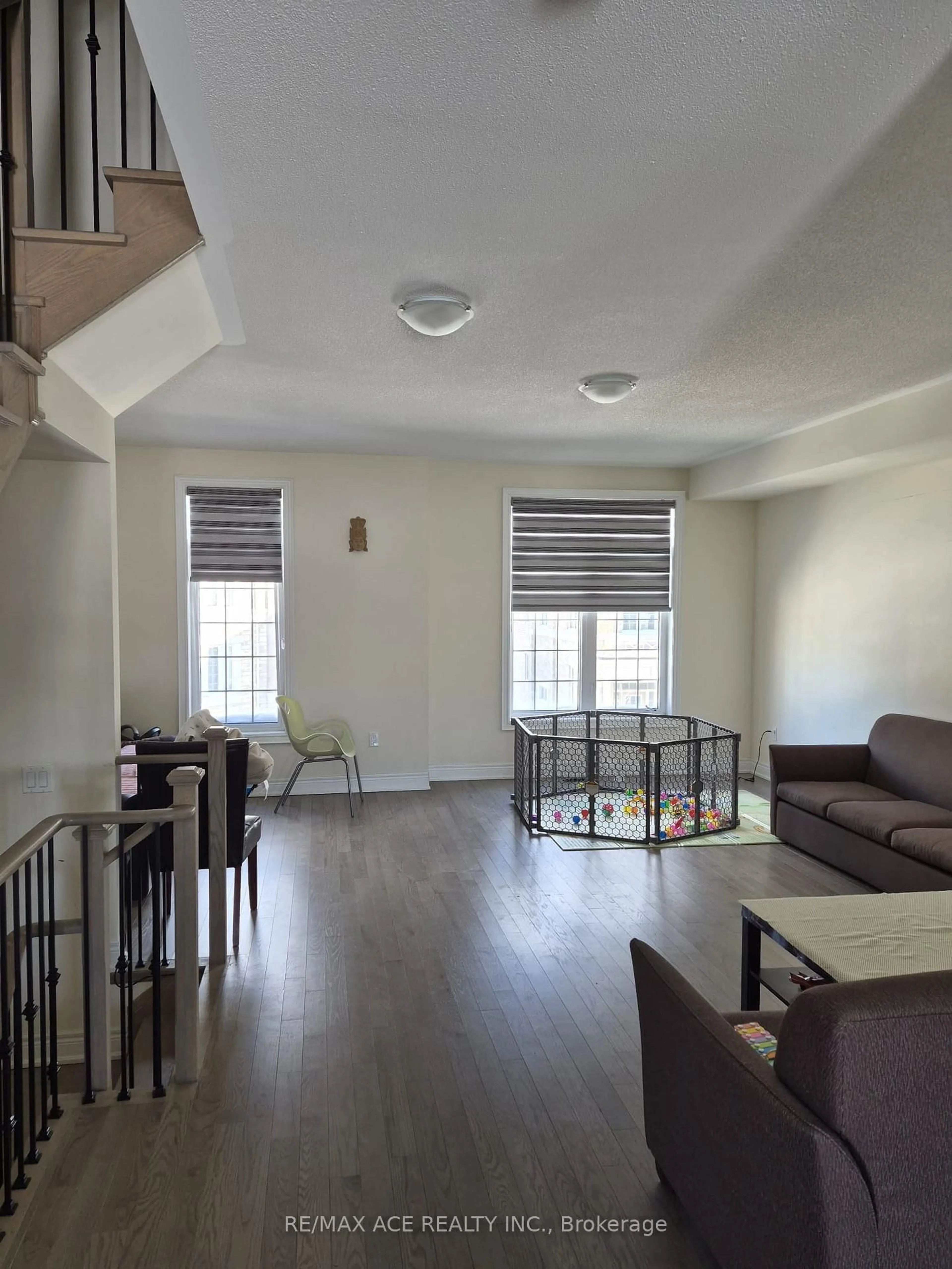 Living room with furniture, unknown for 32 Andress Way, Markham Ontario L3S 0E9