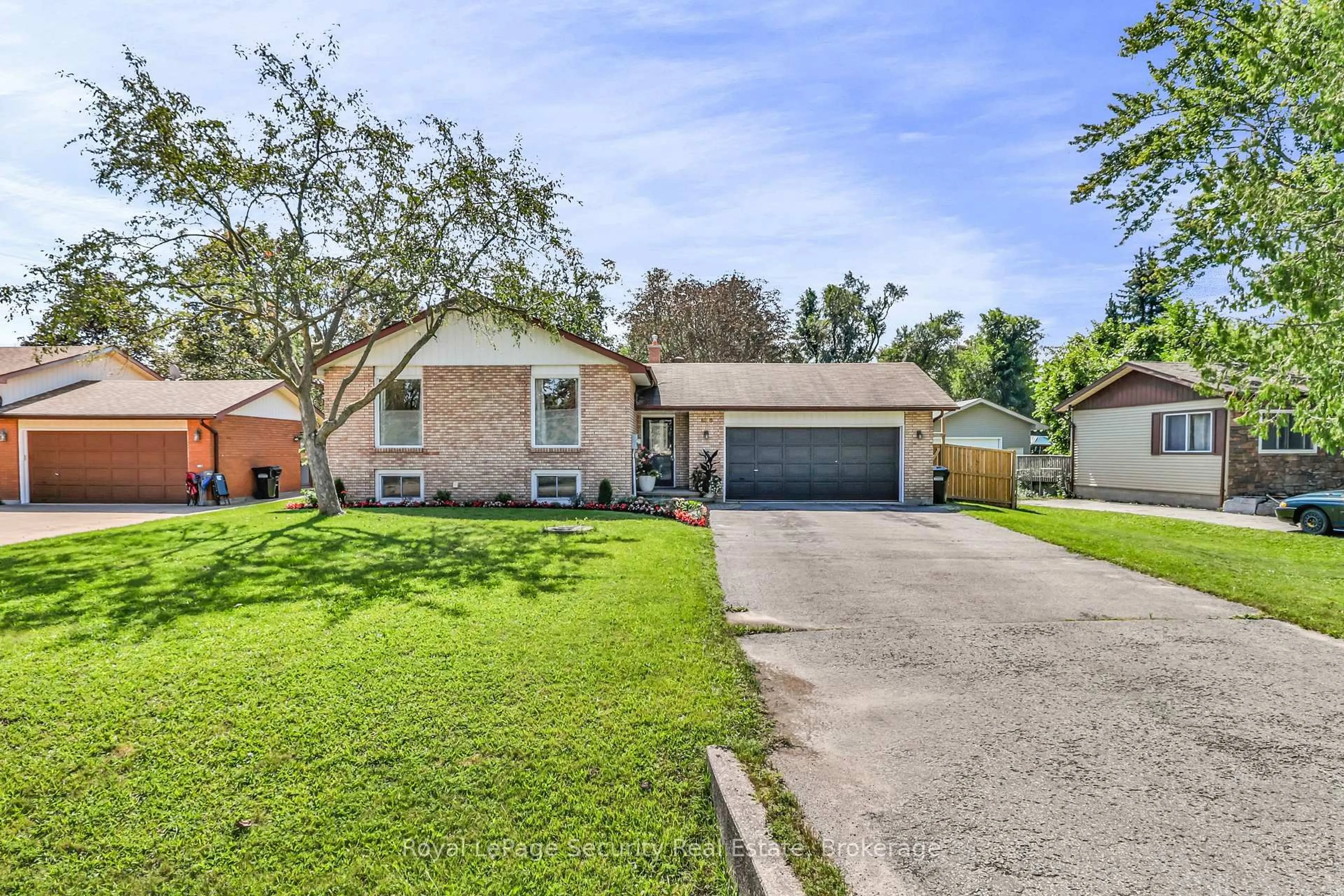 A pic from outside/outdoor area/front of a property/back of a property/a pic from drone, street for 1045 Lebanon Dr, Innisfil Ontario L9S 2B7