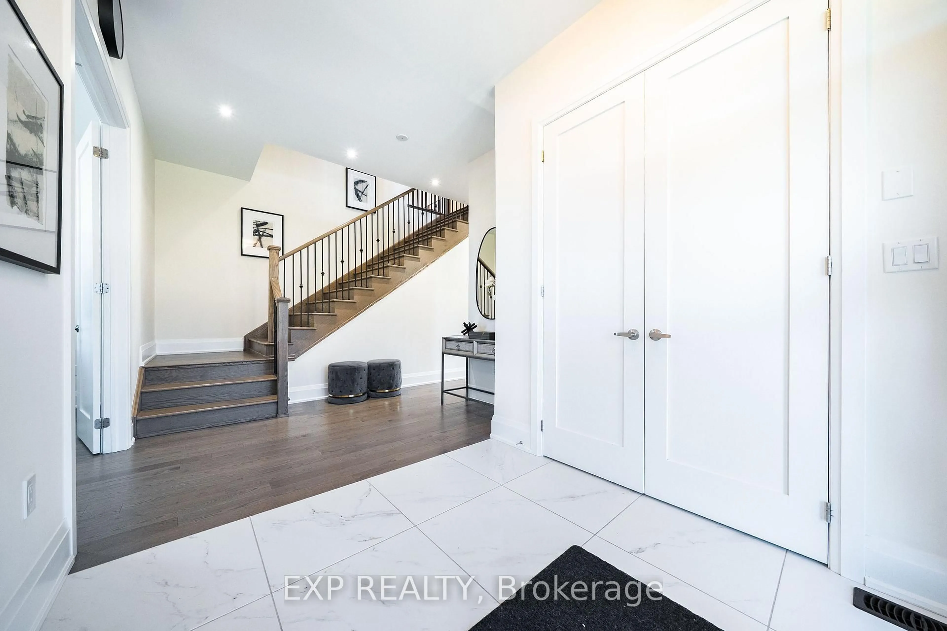 Indoor entryway for 38 Bud Leggett Cres, Georgina Ontario L4P 0T1