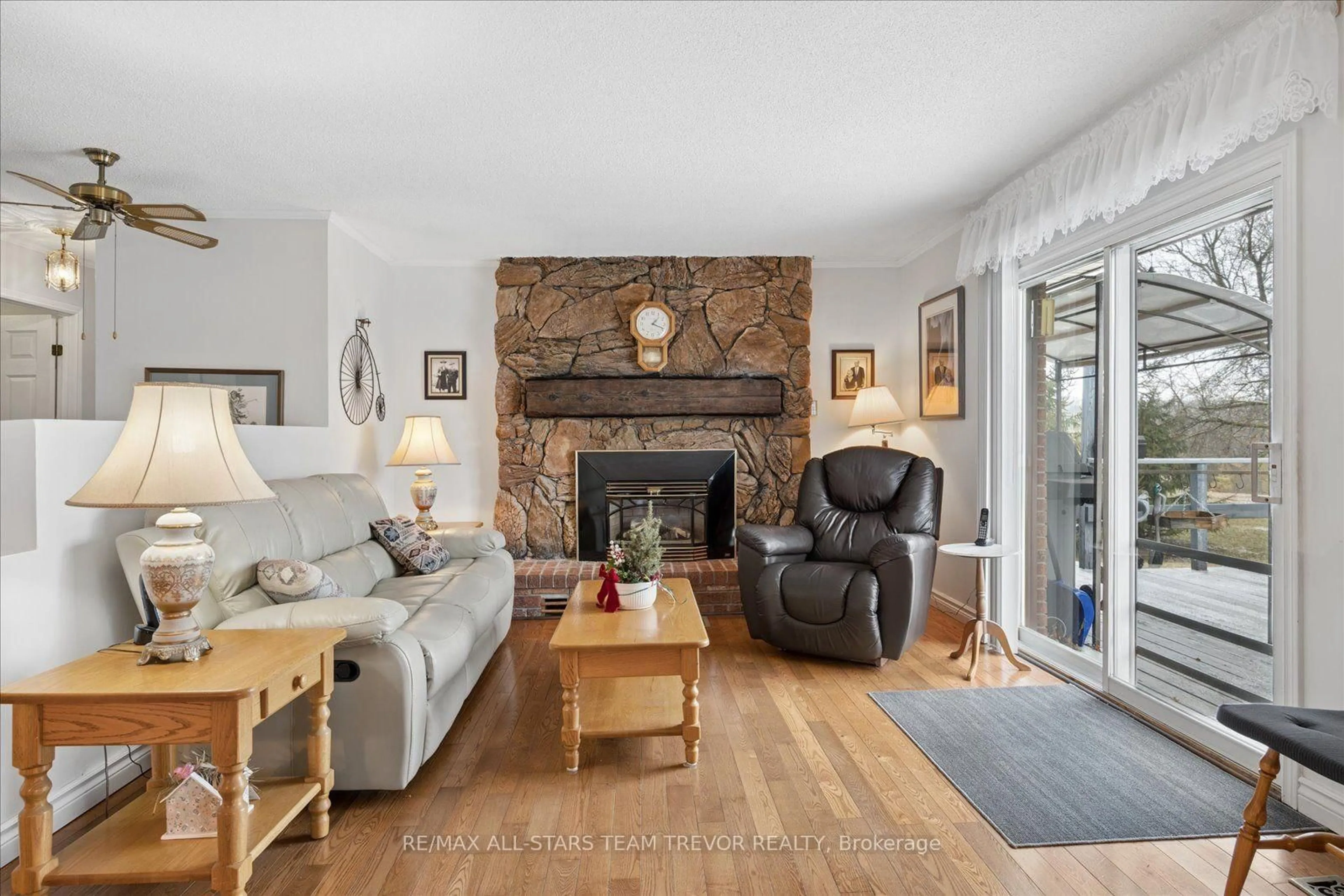 Living room with furniture, unknown for 6497 6th Line, New Tecumseth Ontario L0G 1W0