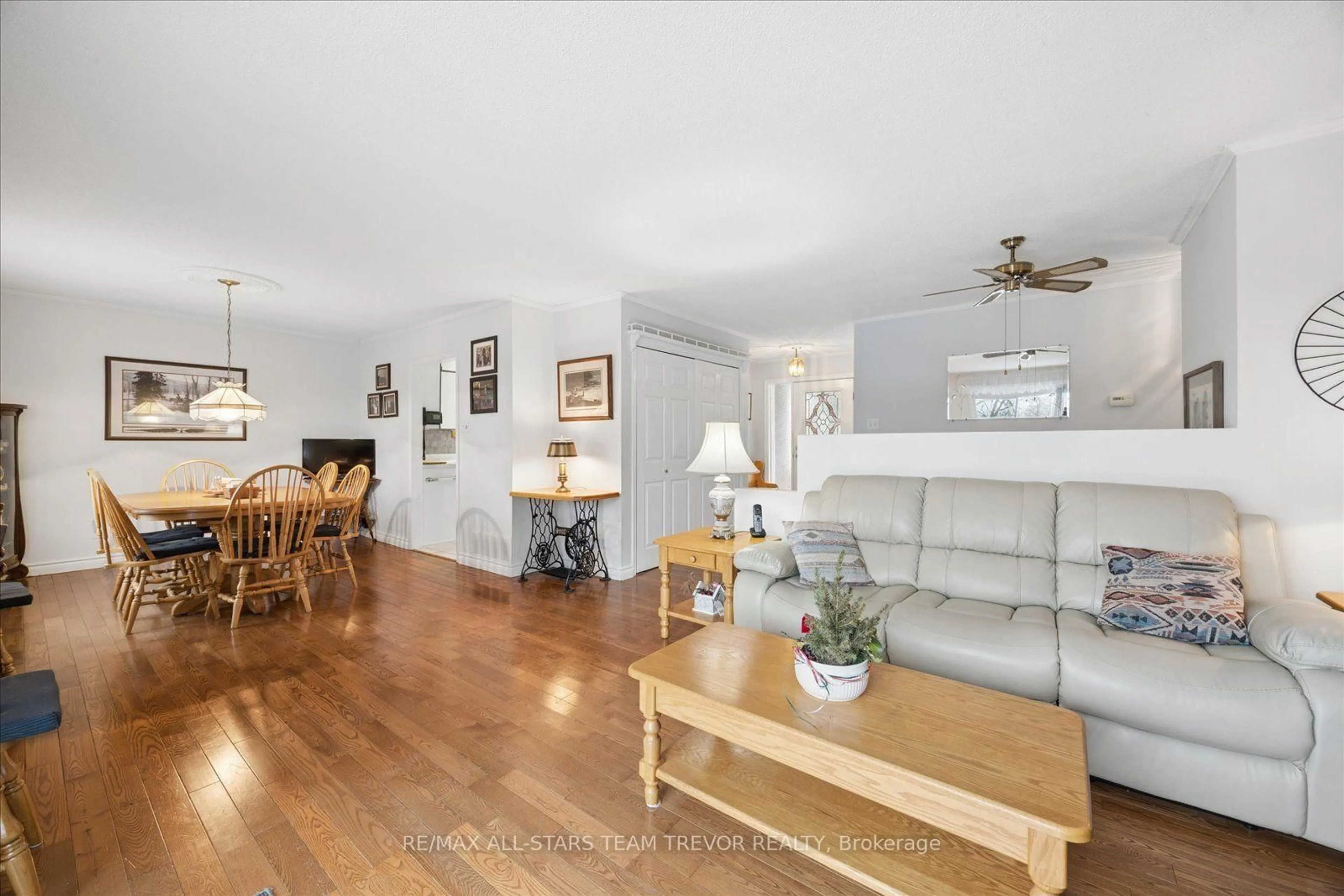 Living room with furniture, wood/laminate floor for 6497 6th Line, New Tecumseth Ontario L0G 1W0