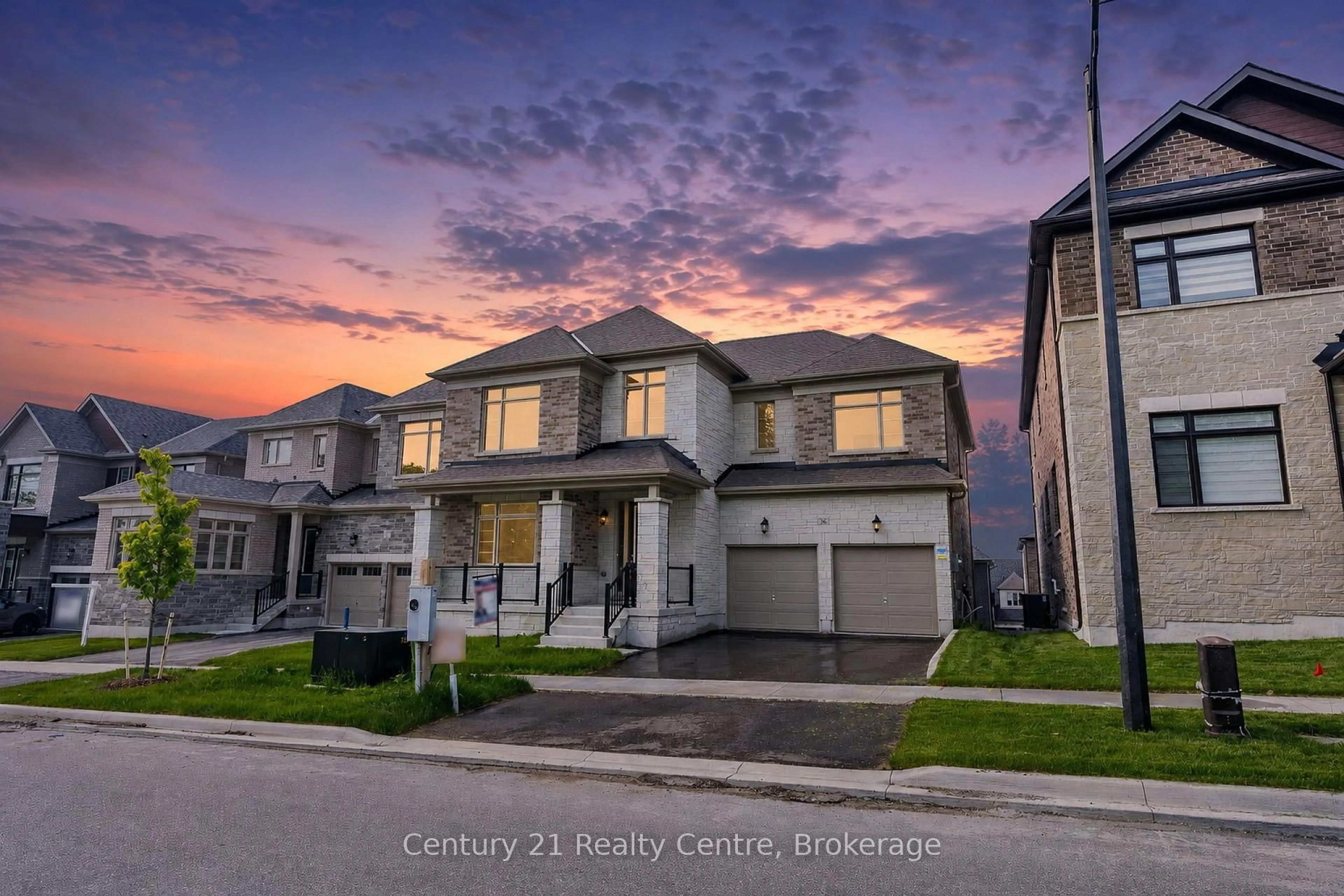 A pic from outside/outdoor area/front of a property/back of a property/a pic from drone, street for 26 Hearn St, Bradford West Gwillimbury Ontario L3Z 4N9