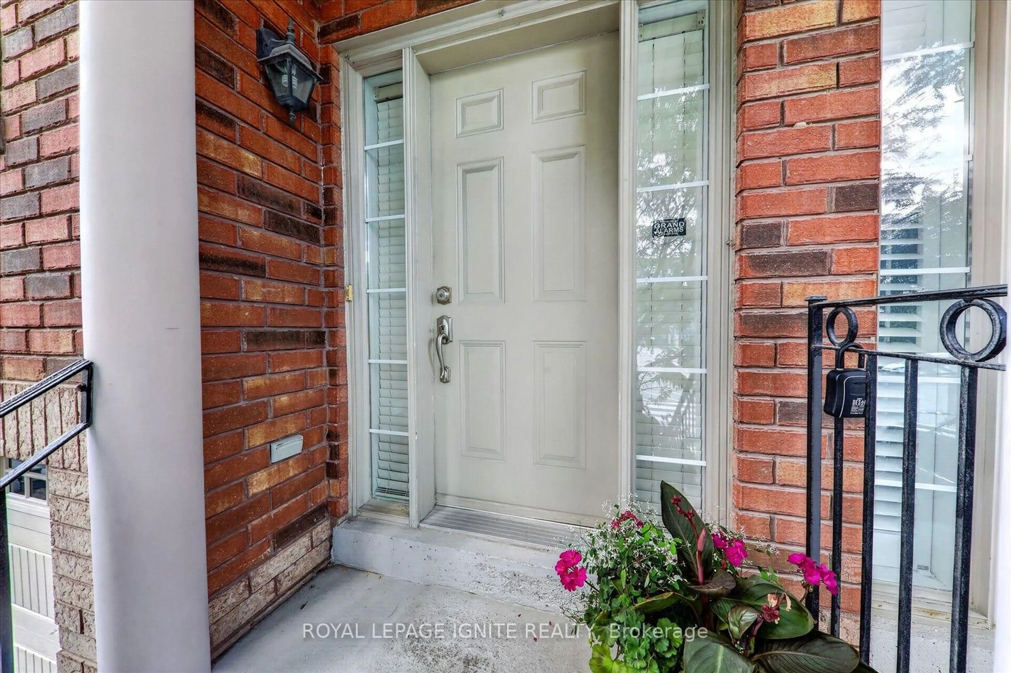Indoor entryway for 8032 Kipling Ave #9, Vaughan Ontario L4L 2A1