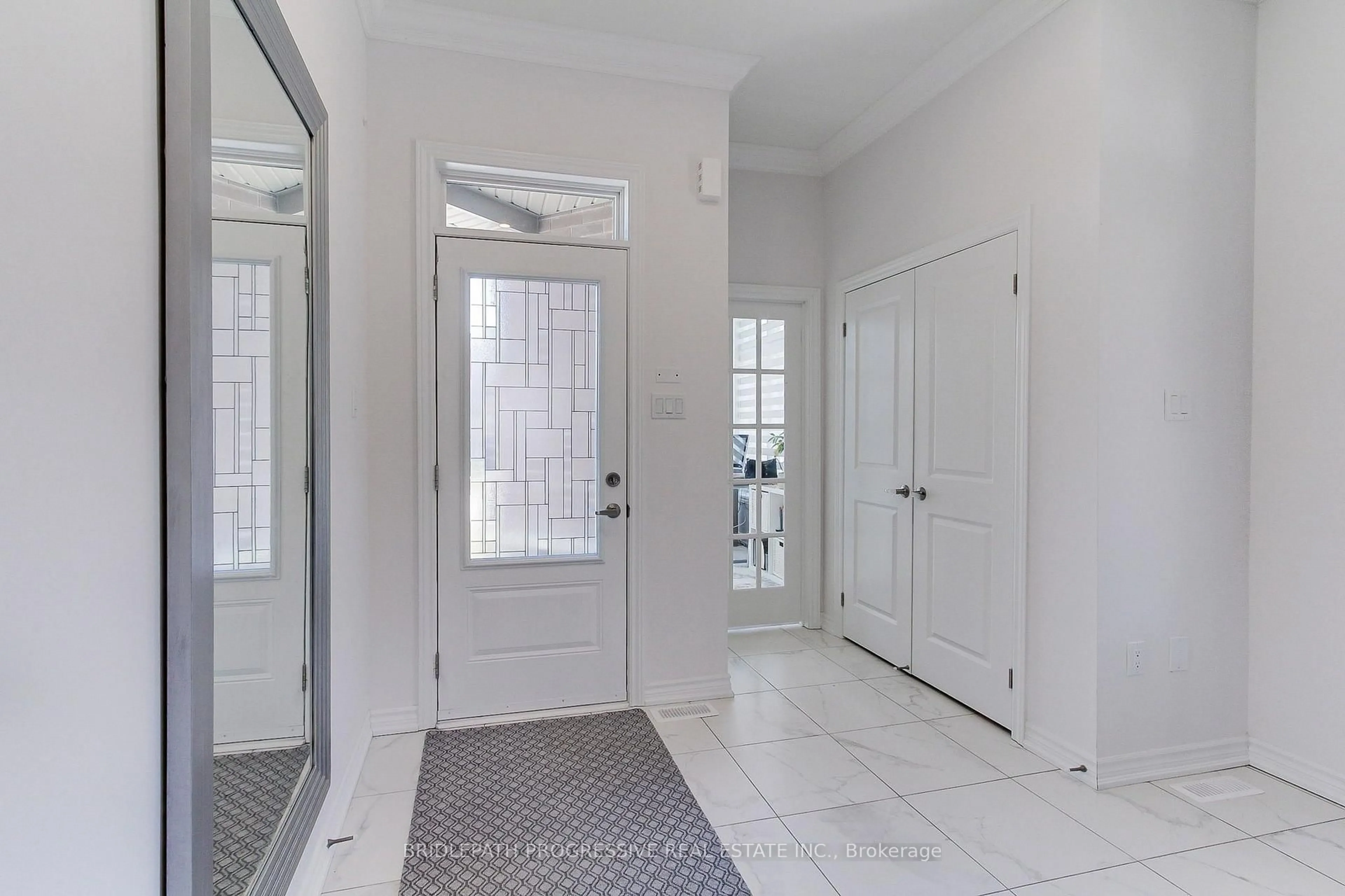 Indoor entryway for 2 Big Canoe Dr, Georgina Ontario L0E 1R0