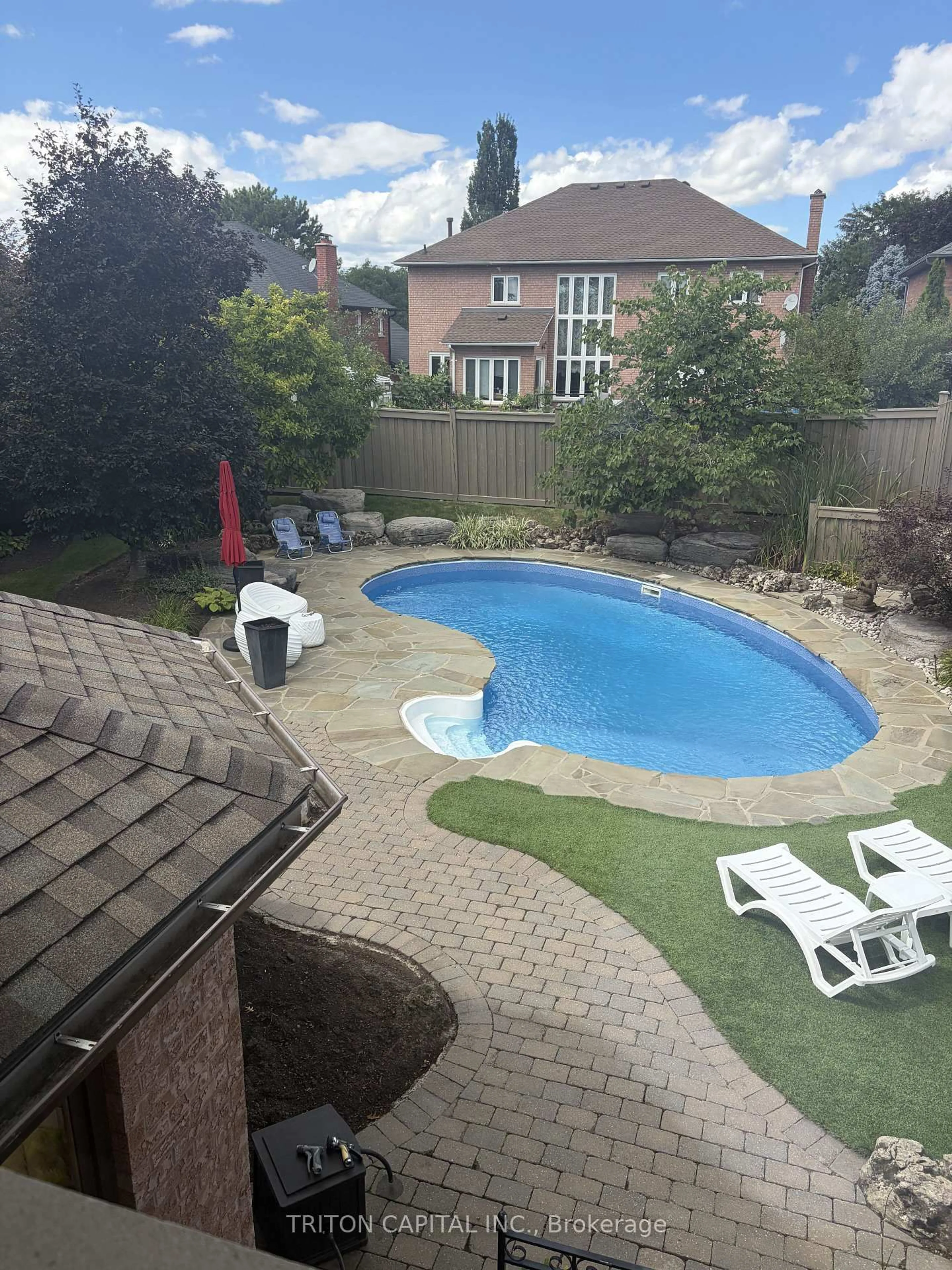 A pic from outside/outdoor area/front of a property/back of a property/a pic from drone, street for 64 Dianawood Rdge, Vaughan Ontario L4L 6X9
