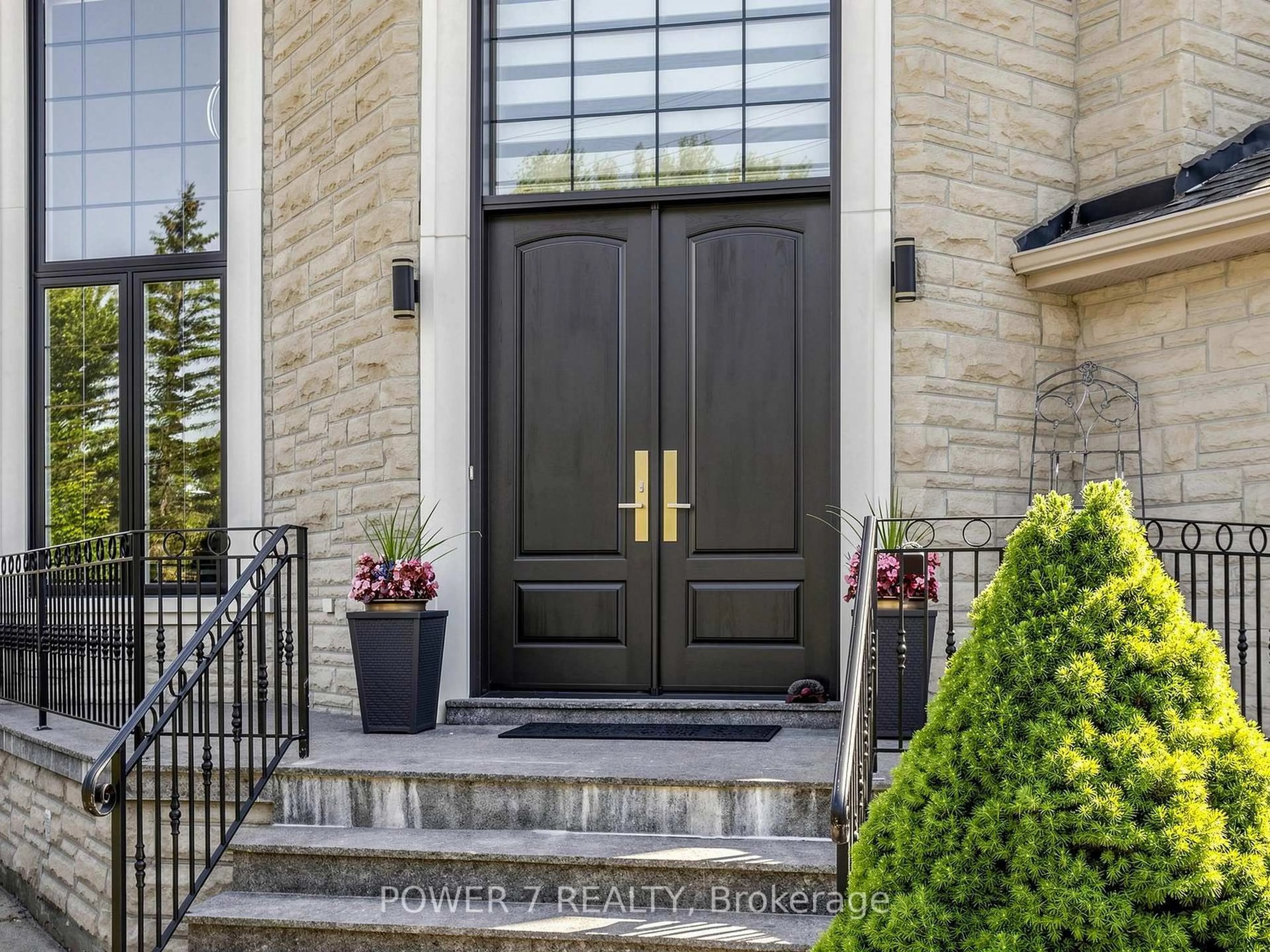 Indoor entryway for 315 North Lake Rd, Richmond Hill Ontario L4E 3A2