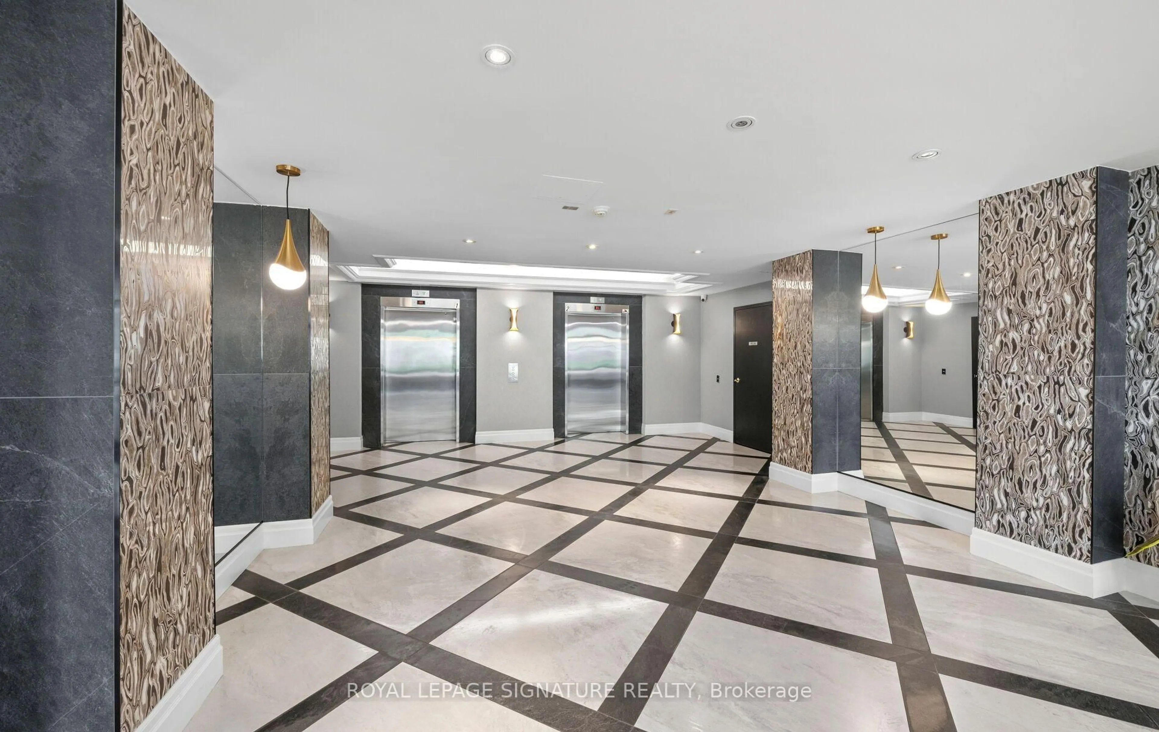 Indoor foyer for 175 Cedar Ave #202, Richmond Hill Ontario L4C 9V3