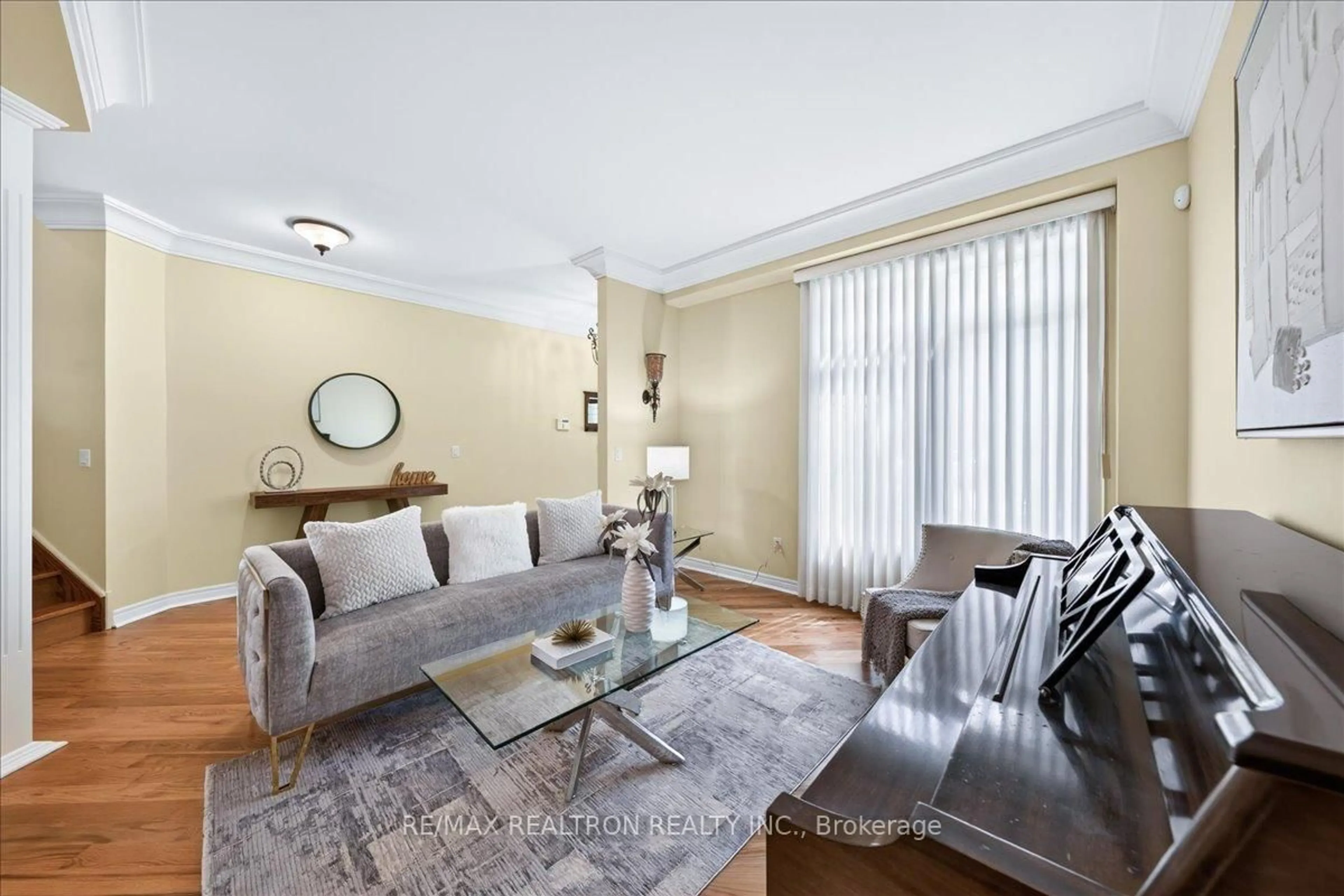 Living room with furniture, unknown for 158 Nantucket Dr, Richmond Hill Ontario L4R 4H2