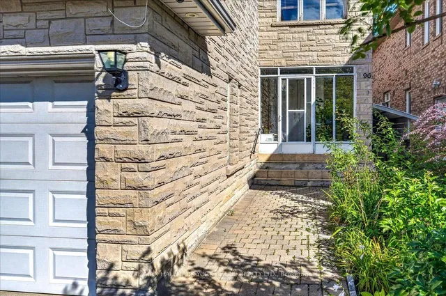 96 Townsgate Dr, Vaughan 3