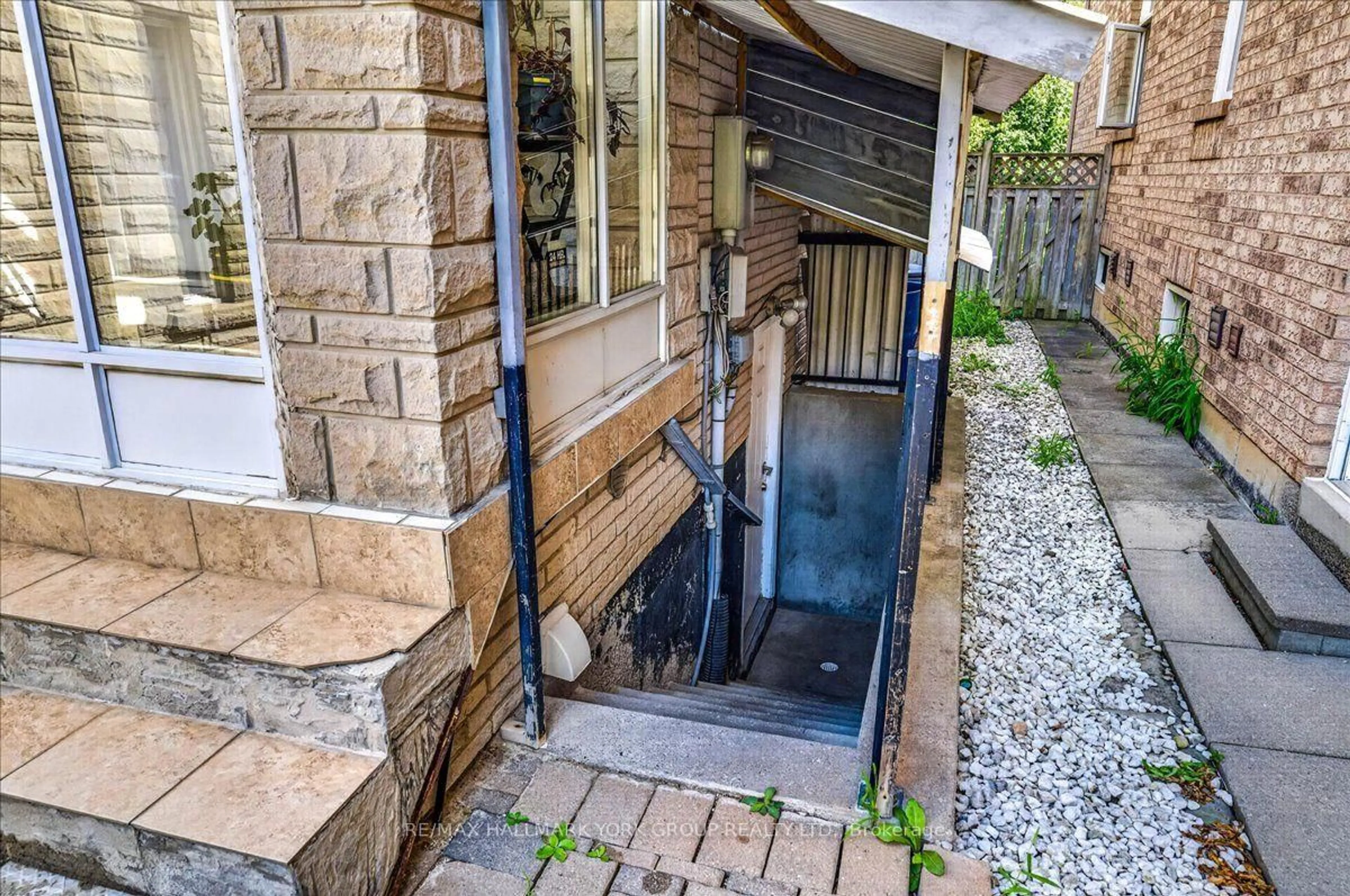Unknown for 96 Townsgate Dr, Vaughan Ontario L4J 8A4