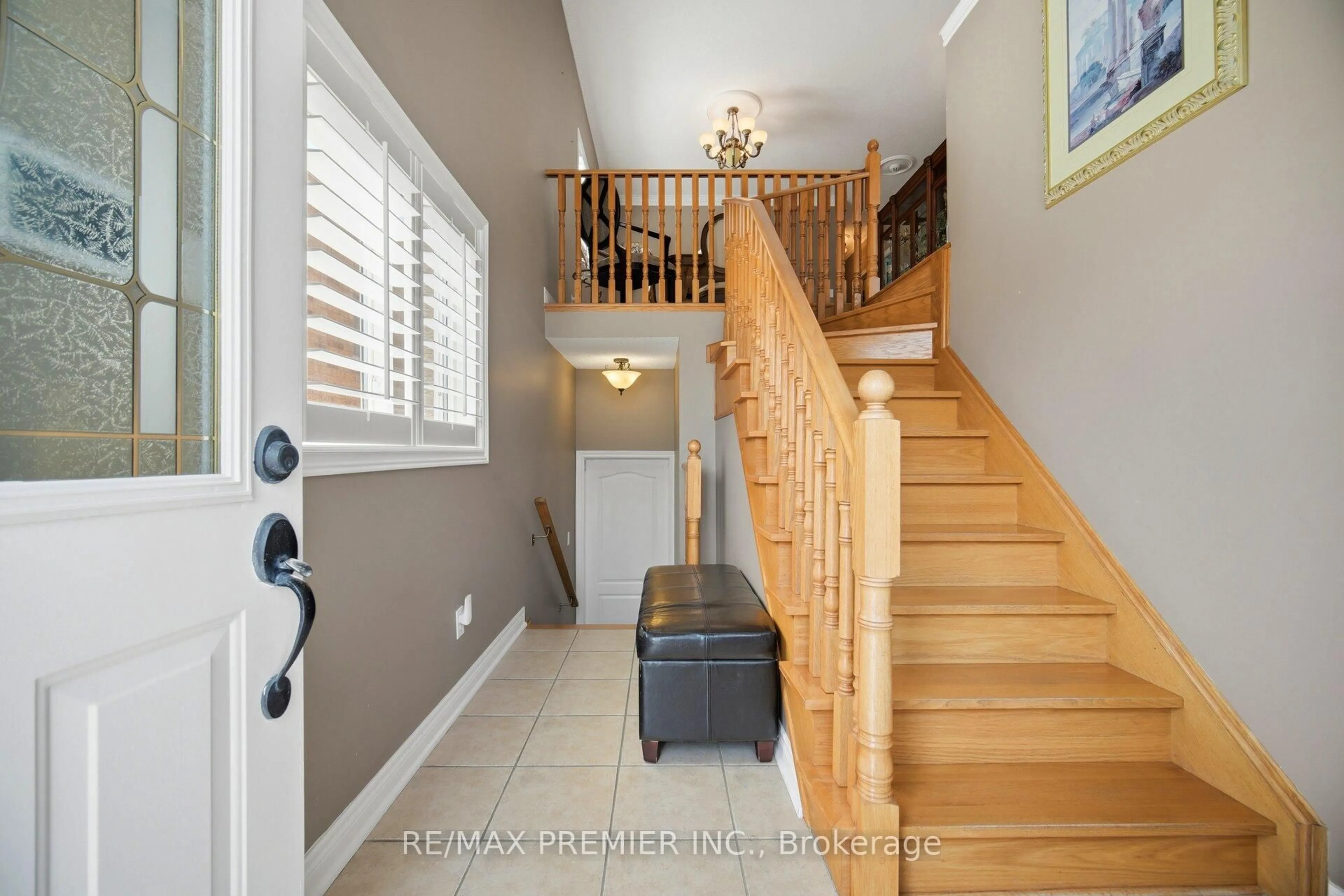 Indoor entryway for 137 Blackthorn Dr, Vaughan Ontario L6A 3N2