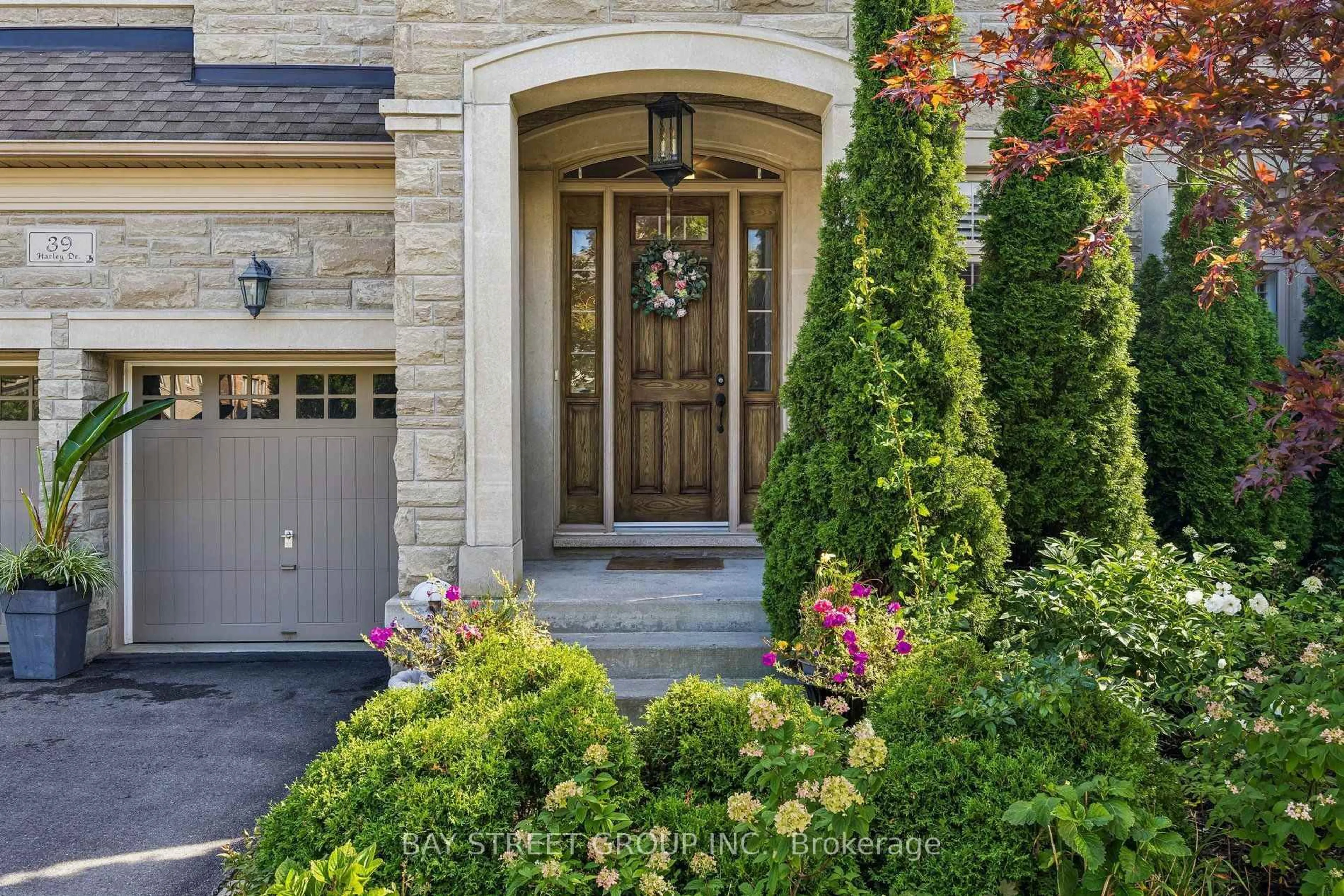 Indoor entryway for 39 Harley Dr, Vaughan Ontario L4H 3P4
