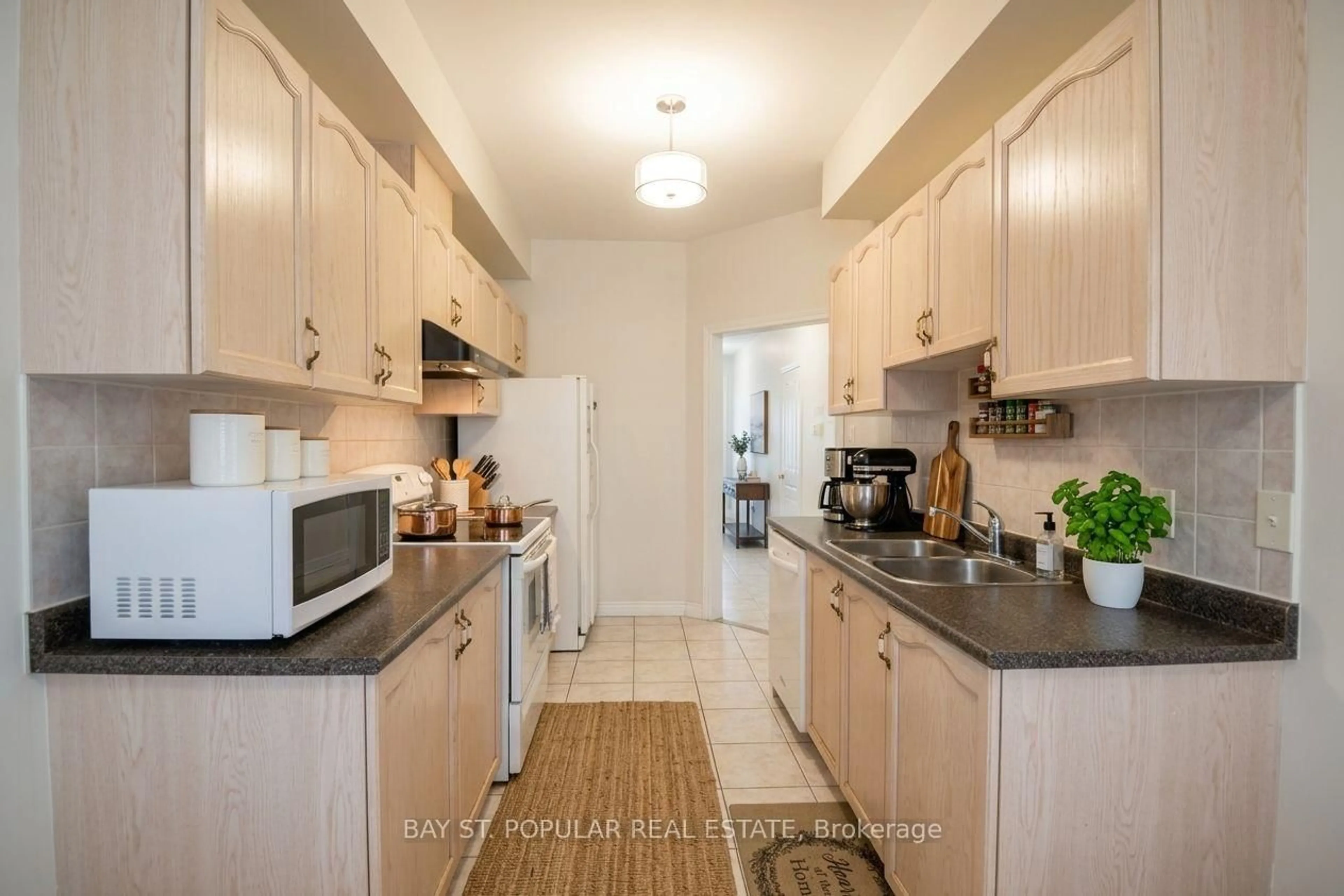 Standard kitchen, unknown for 49 Angelica Ave, Richmond Hill Ontario L4S 2E1