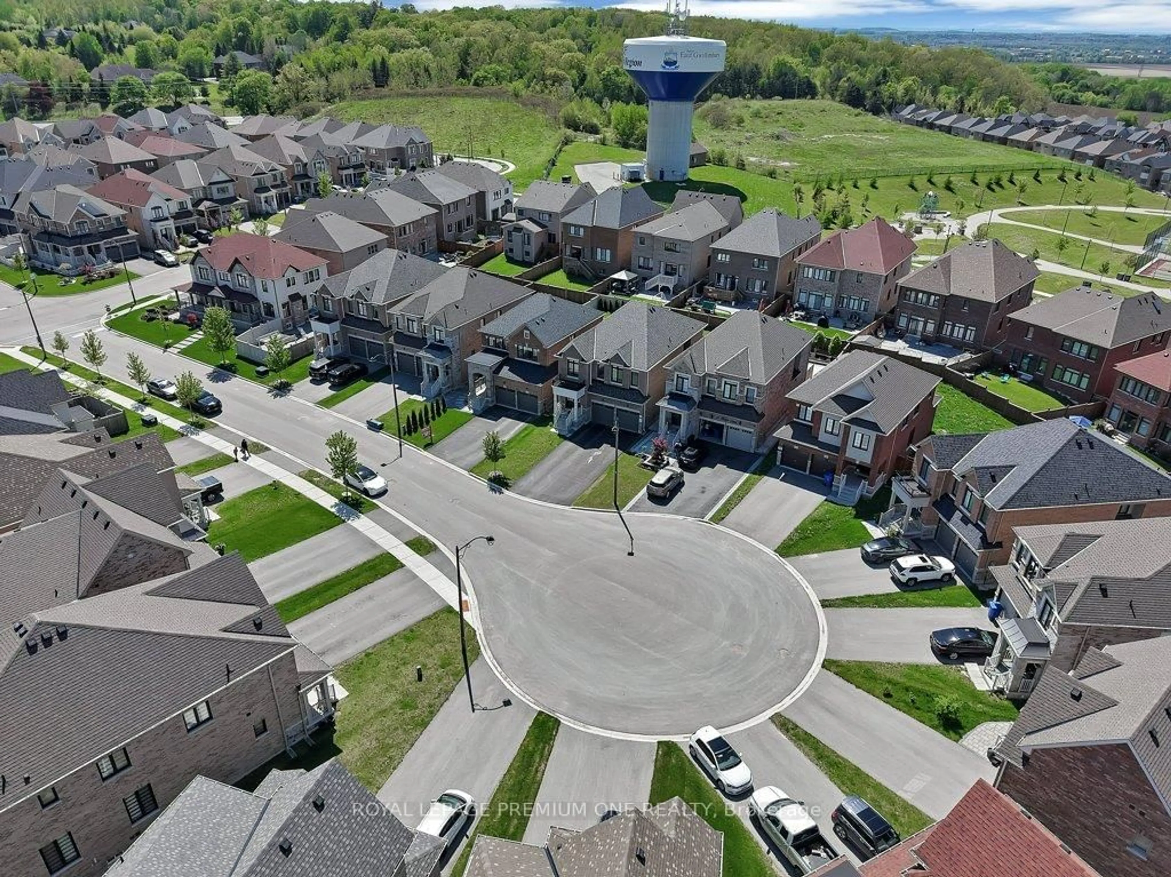 A pic from outside/outdoor area/front of a property/back of a property/a pic from drone, street for 6 Byblos Crt, East Gwillimbury Ontario L9N 0T3