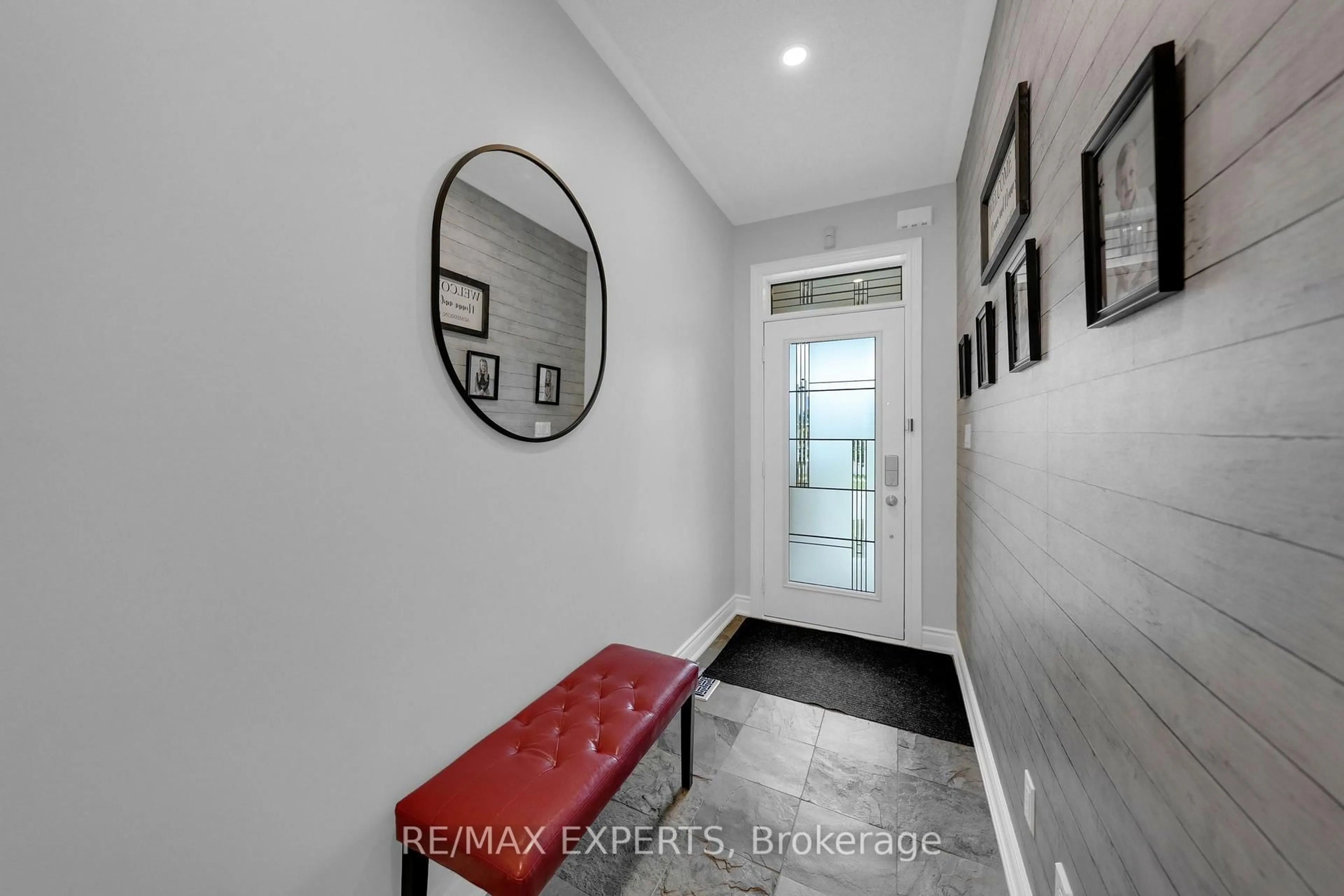 Indoor entryway for 133 Mcgahey St, New Tecumseth Ontario L0G 1W0