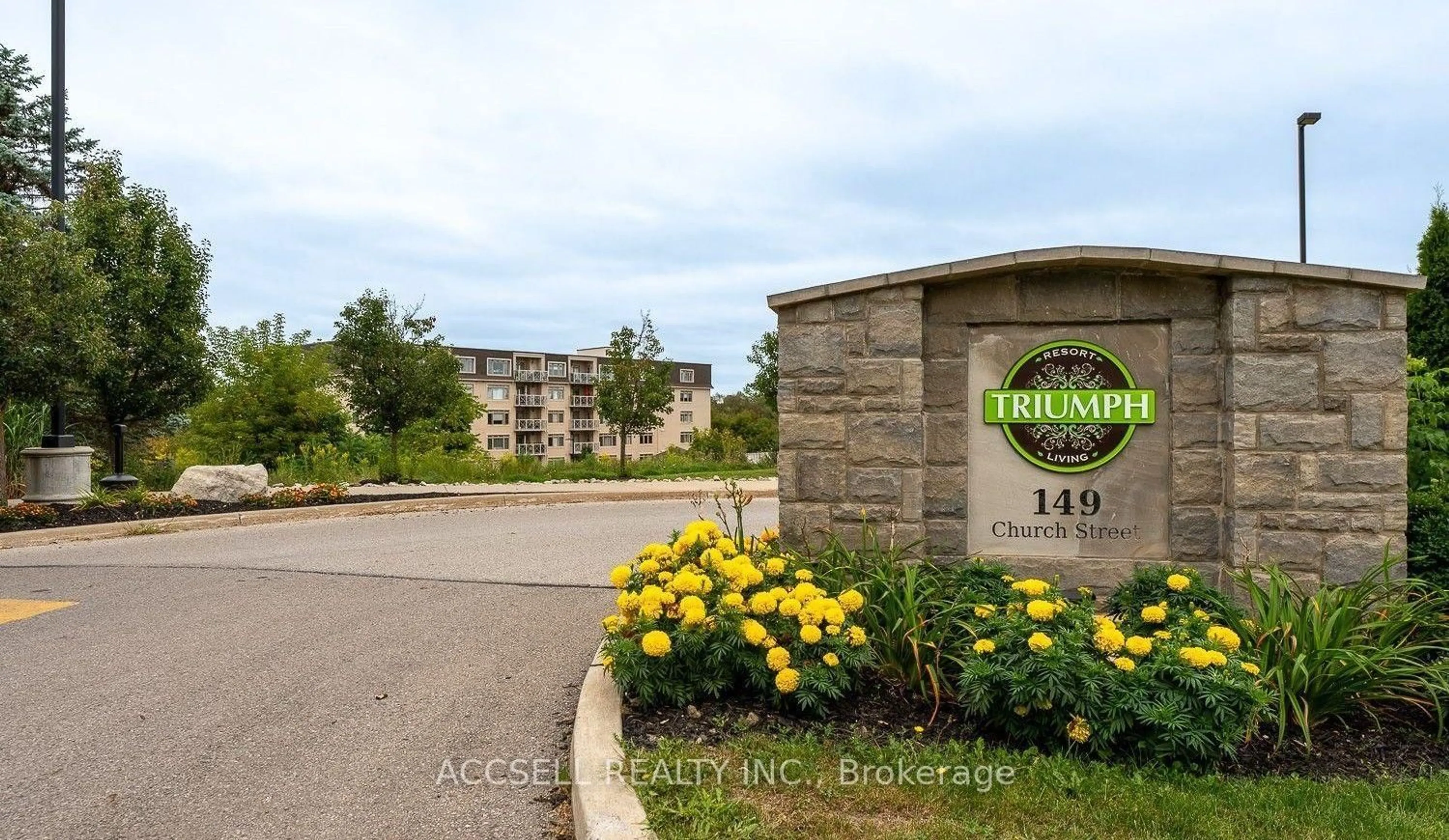 Indoor foyer for 149 Church St #406, King Ontario L0G 1T0