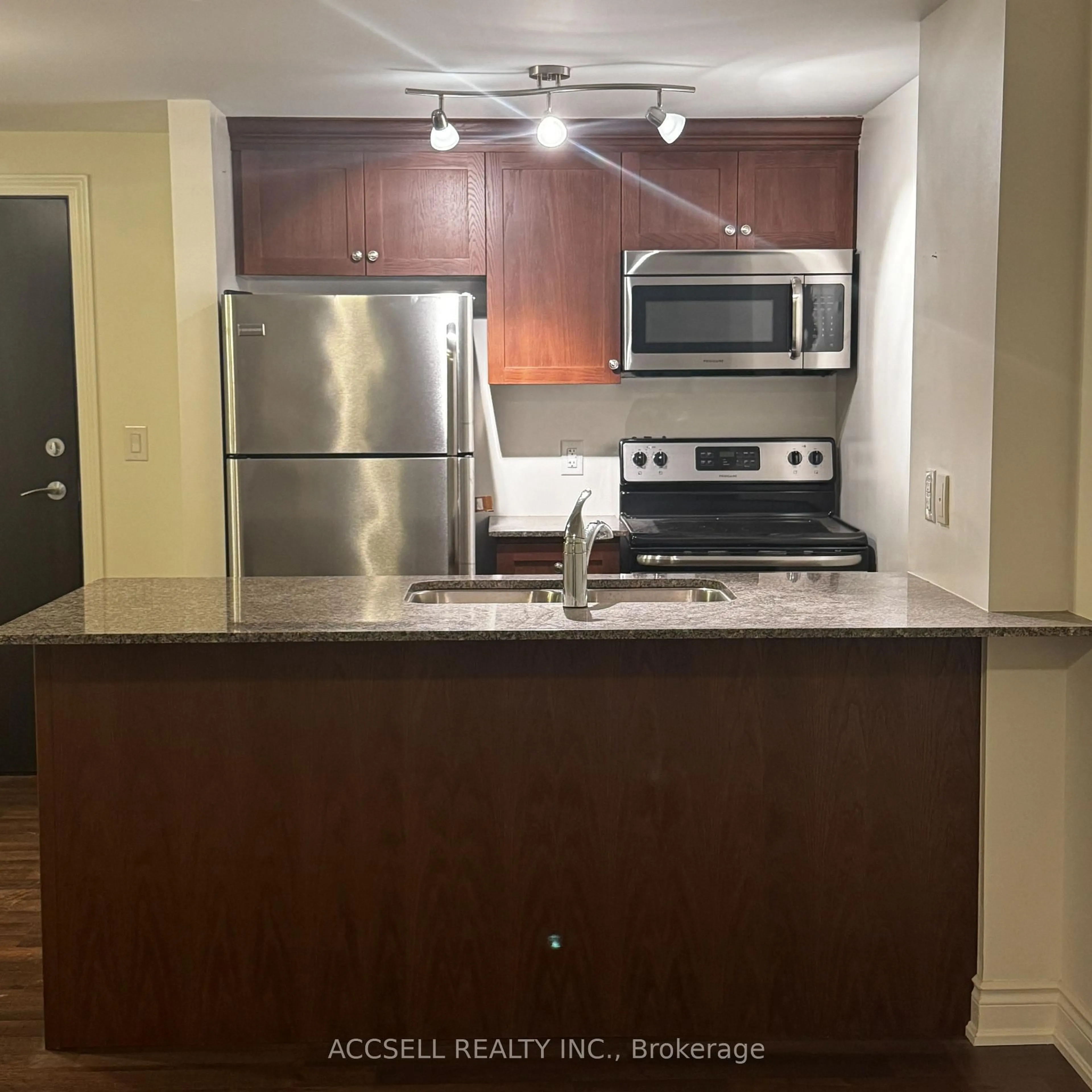 Standard kitchen, wood/laminate floor for 149 Church St #406, King Ontario L0G 1T0