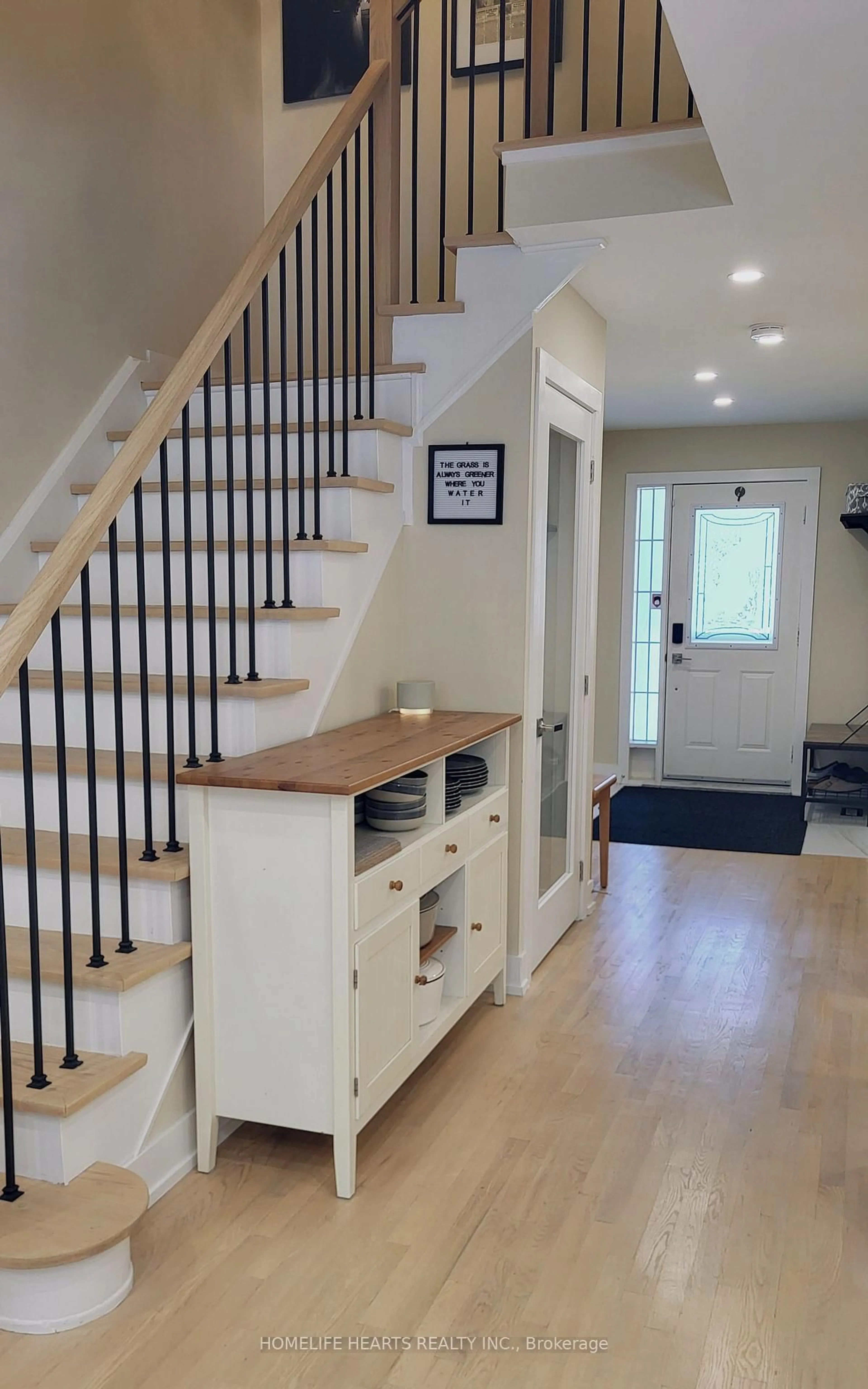 Indoor entryway for 213 Park Dr, Whitchurch-Stouffville Ontario L4A 1J8