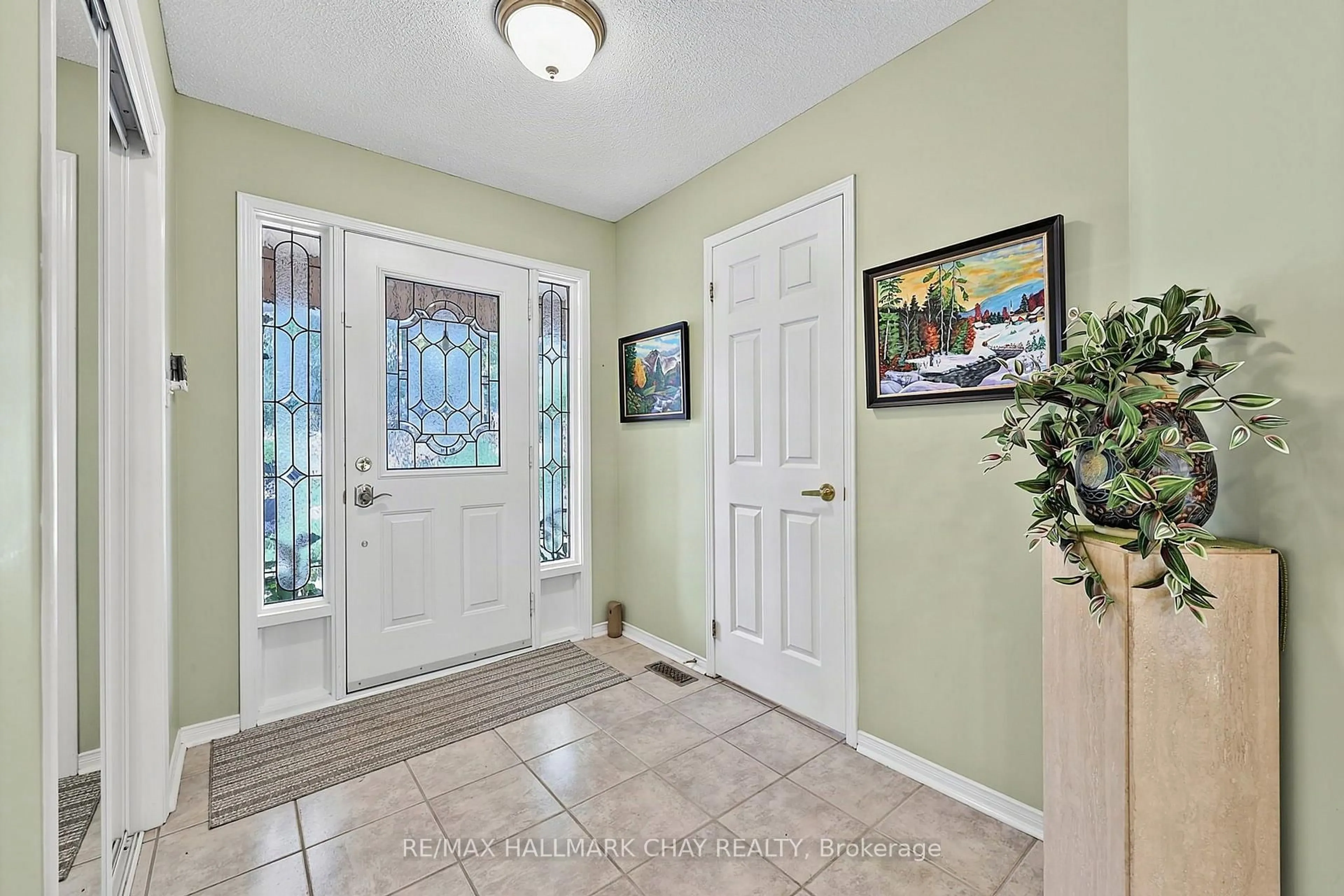 Indoor entryway for 204 Riverview Rd #24, New Tecumseth Ontario L9R 1Y2