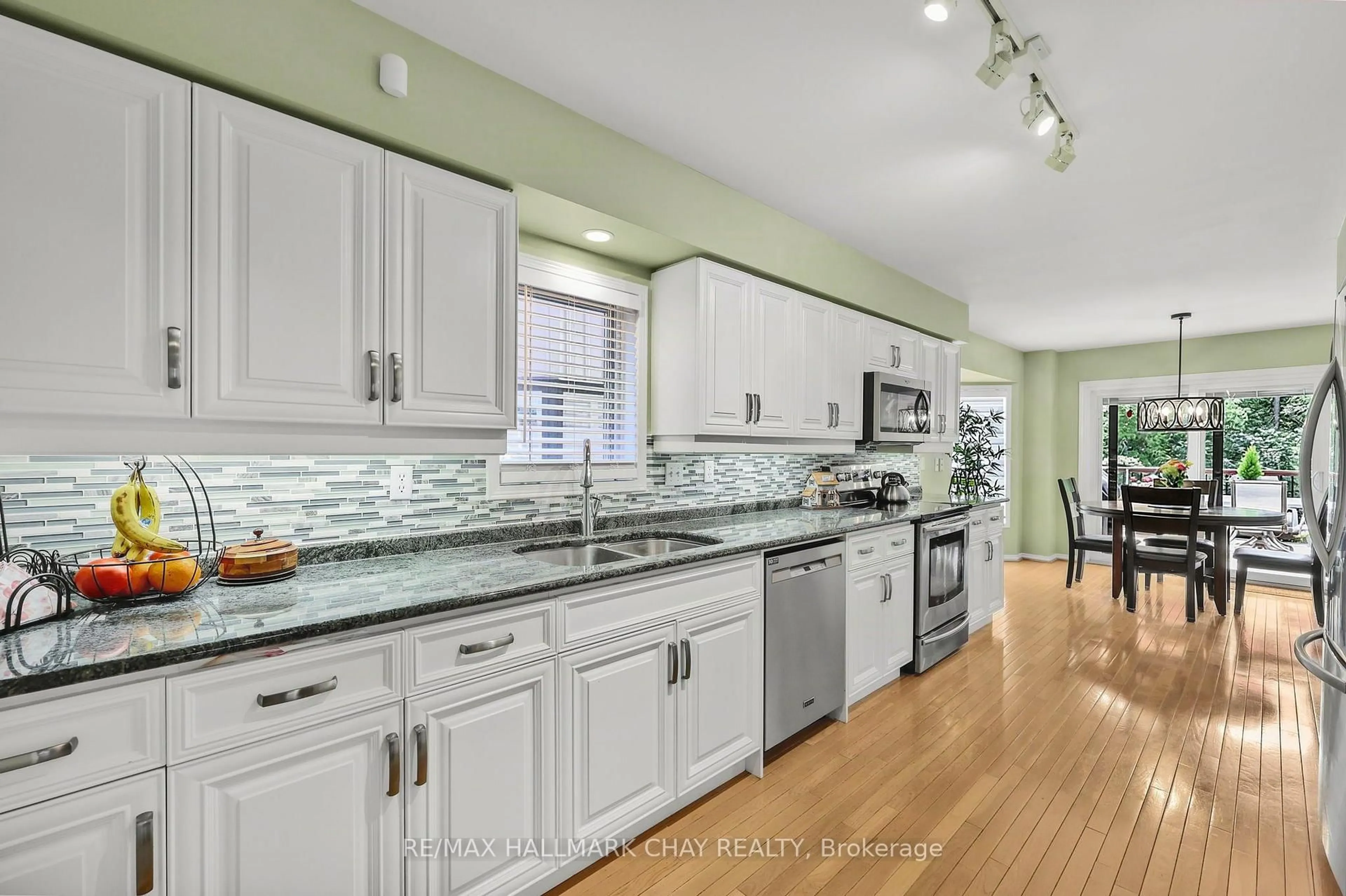 Open concept kitchen, ceramic/tile floor for 204 Riverview Rd #24, New Tecumseth Ontario L9R 1Y2