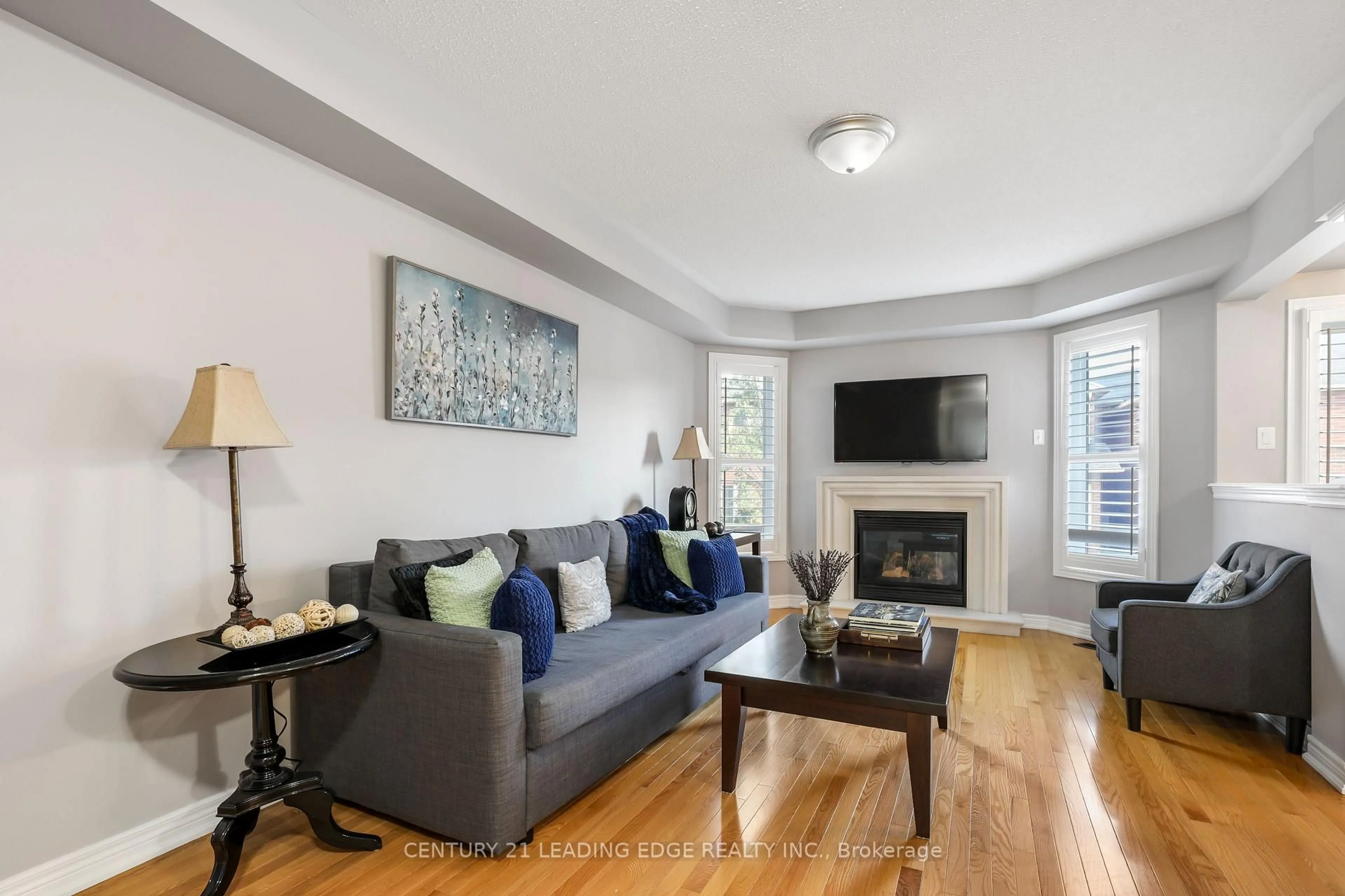 Living room with furniture, wood/laminate floor for 39 STOYELL Dr, Richmond Hill Ontario L4E 0M7