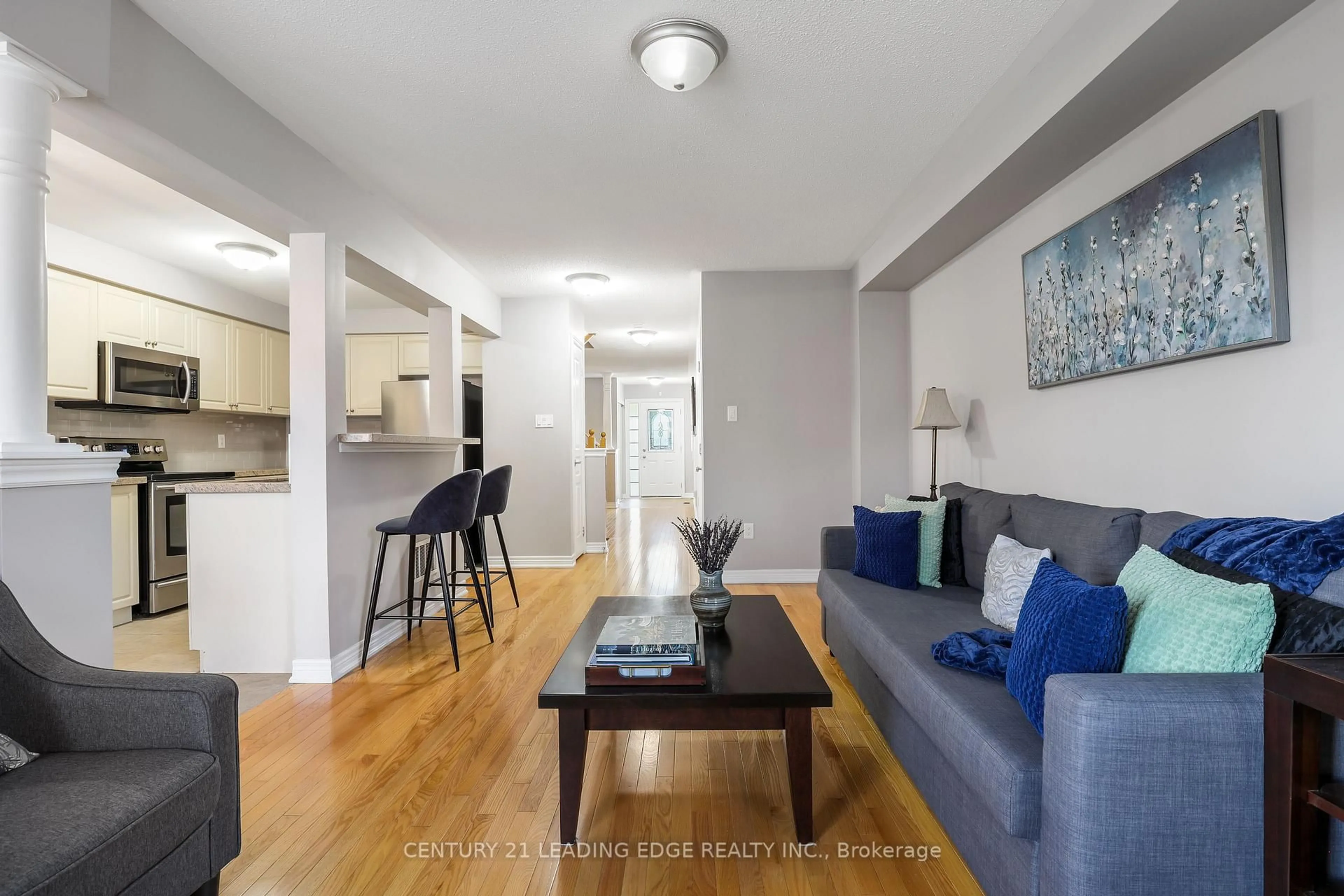 Living room with furniture, wood/laminate floor for 39 STOYELL Dr, Richmond Hill Ontario L4E 0M7
