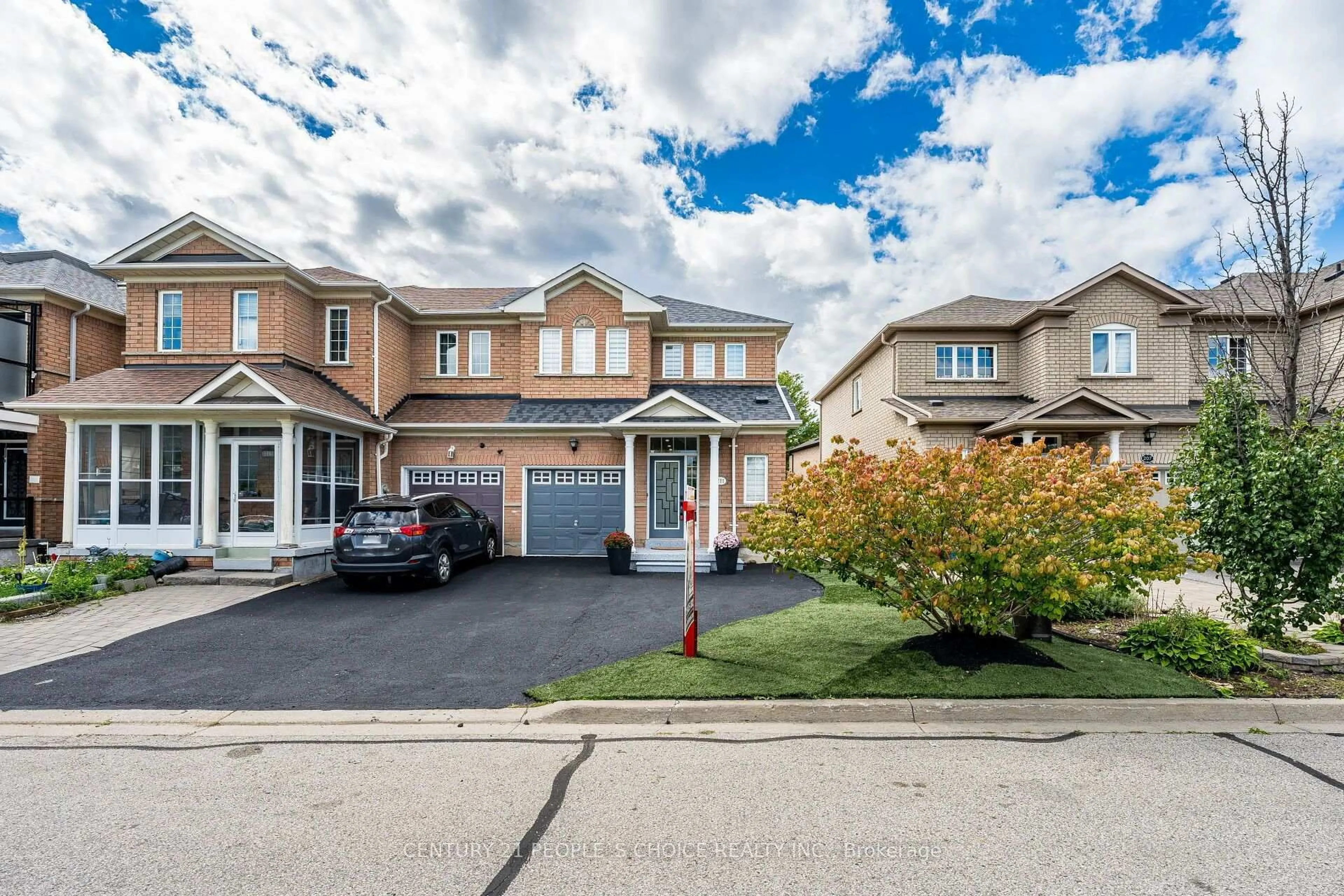 A pic from outside/outdoor area/front of a property/back of a property/a pic from drone, street for 211 Wildberry Cres, Vaughan Ontario L4H 2H7