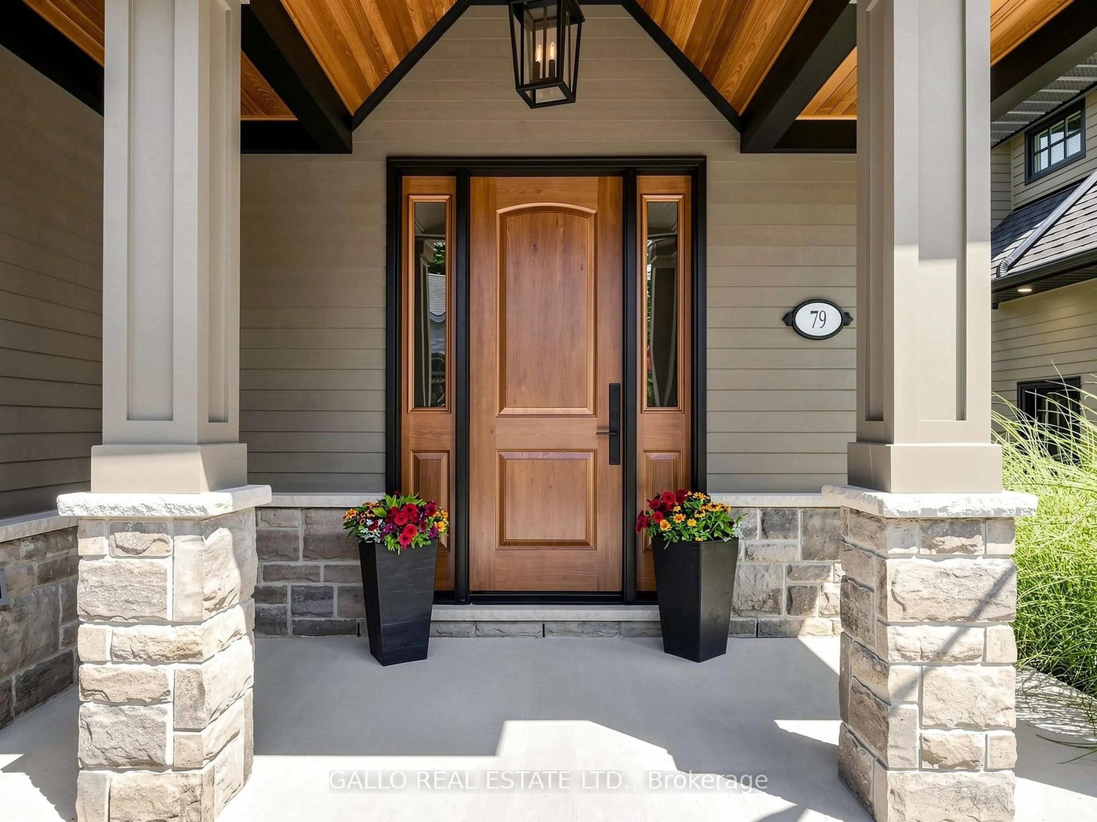 Indoor entryway for 79 Albert St, Whitchurch-Stouffville Ontario L4A 1B2