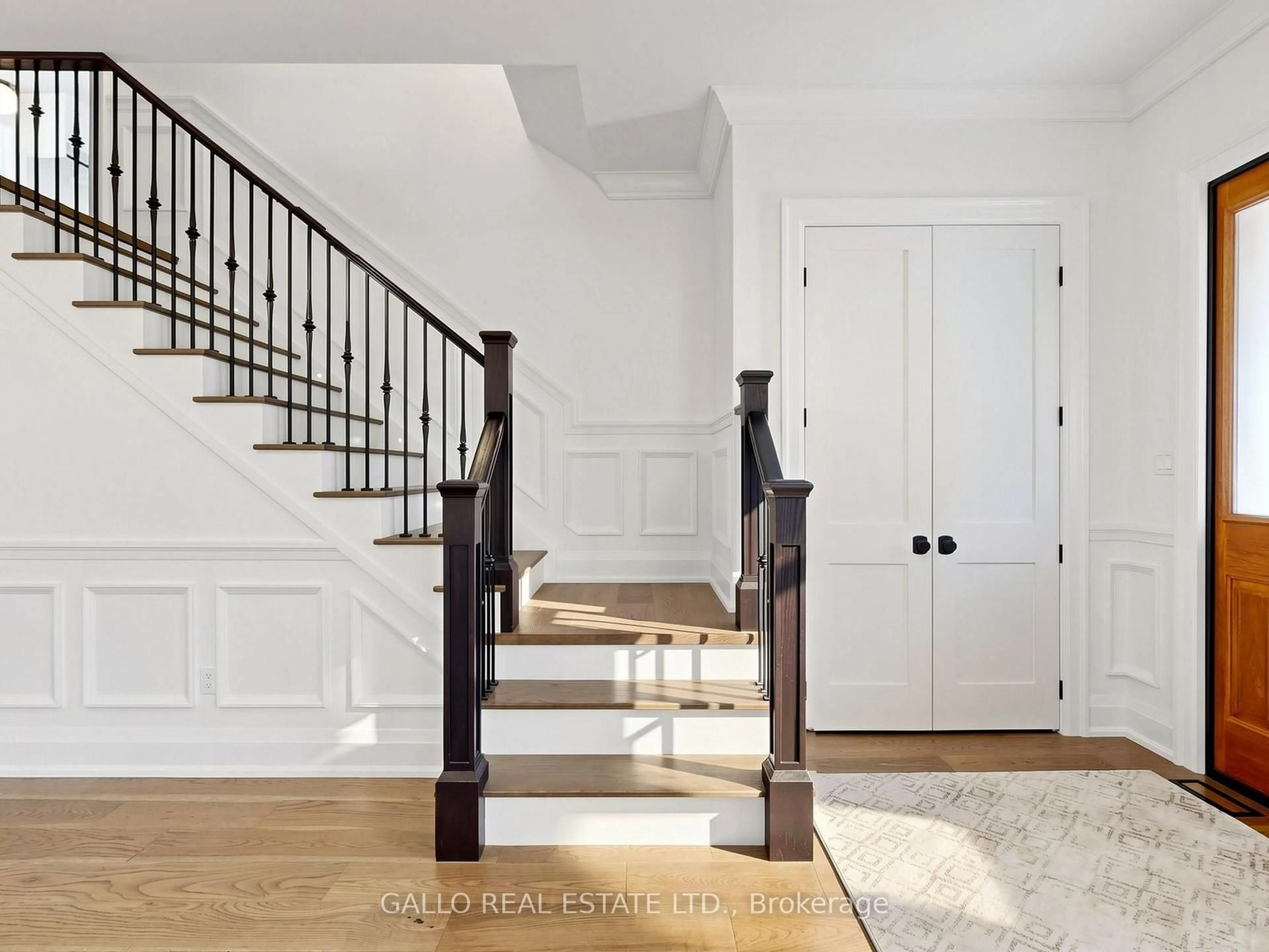 Indoor entryway for 79 Albert St, Whitchurch-Stouffville Ontario L4A 1B2